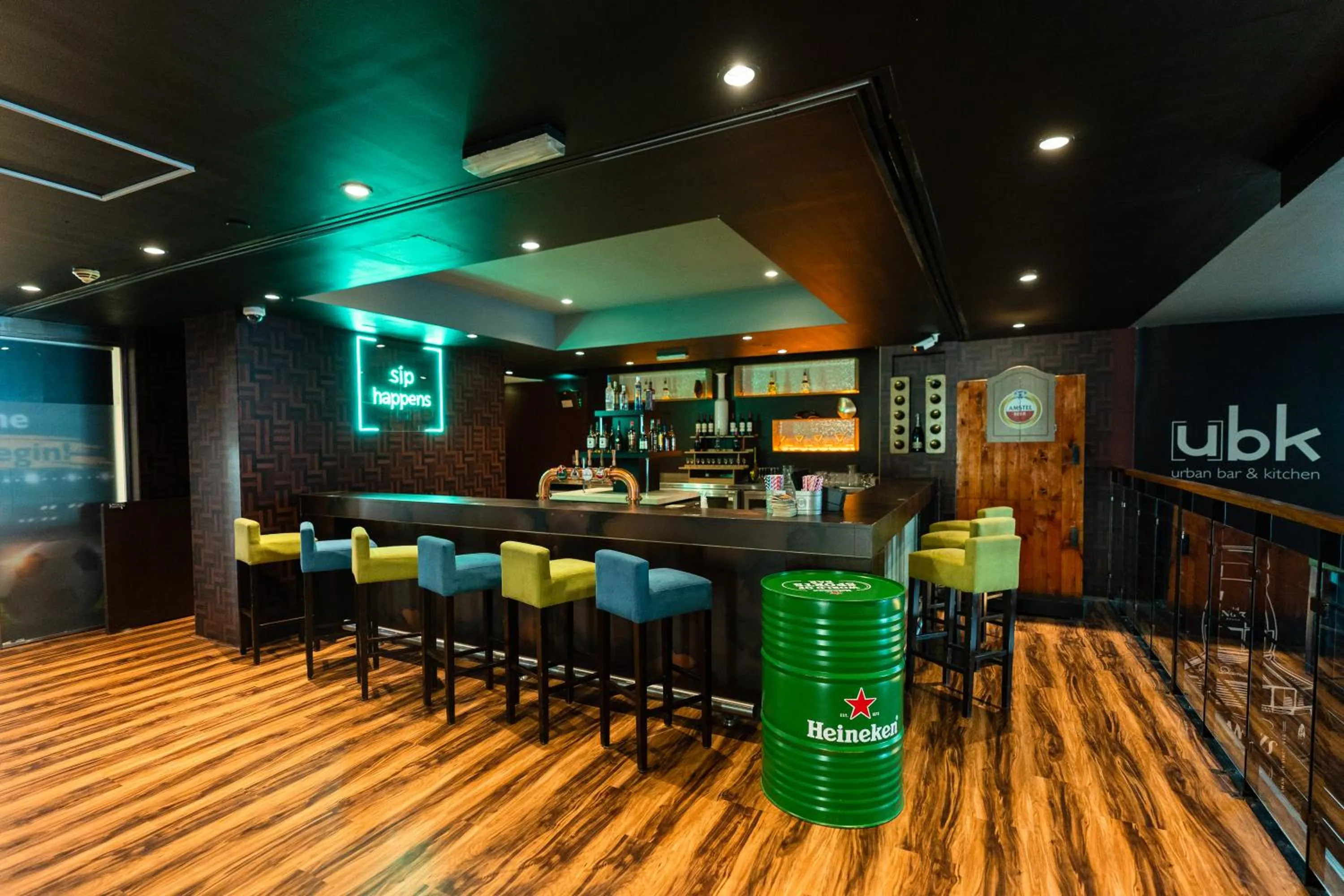 Restaurant/places to eat in Mövenpick Hotel Jumeirah Lakes Towers Dubai