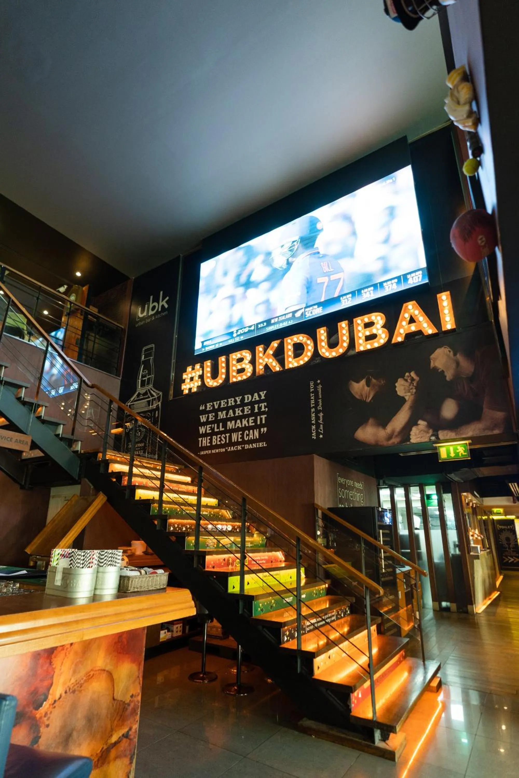 Restaurant/places to eat in Mövenpick Hotel Jumeirah Lakes Towers Dubai