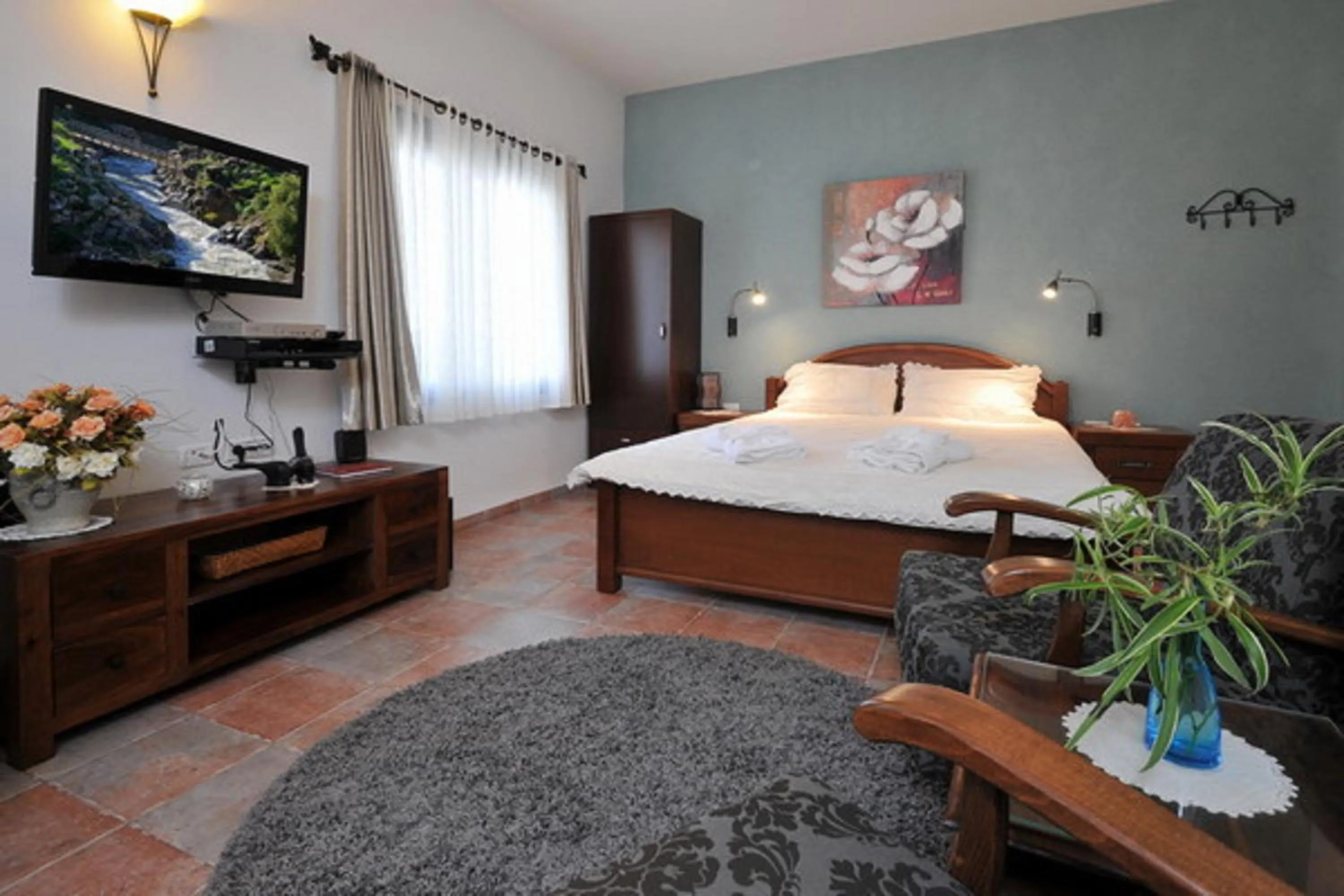 Photo of the whole room in Miki's Rosh Pinna