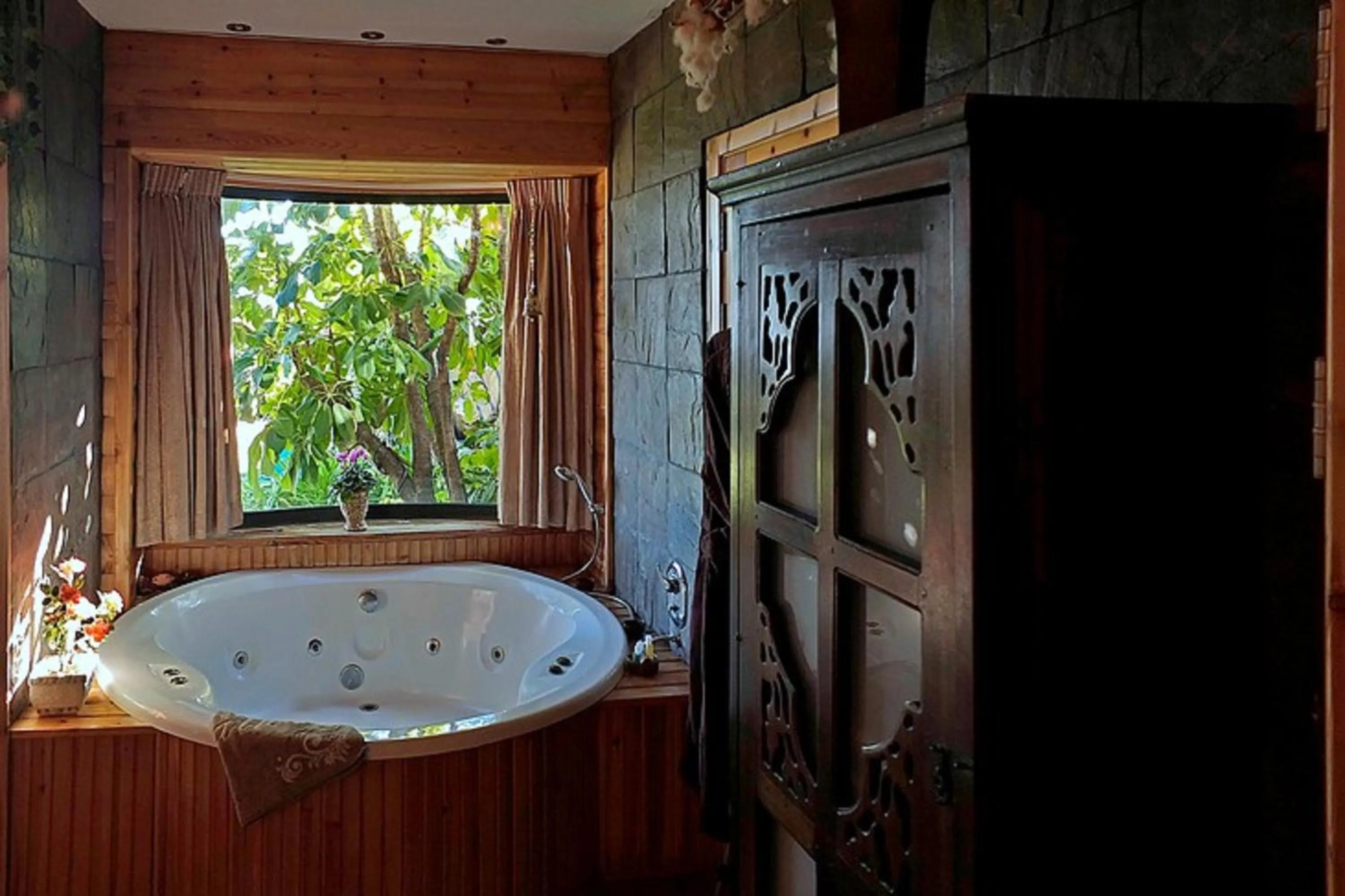 Hot Tub in Miki's Rosh Pinna