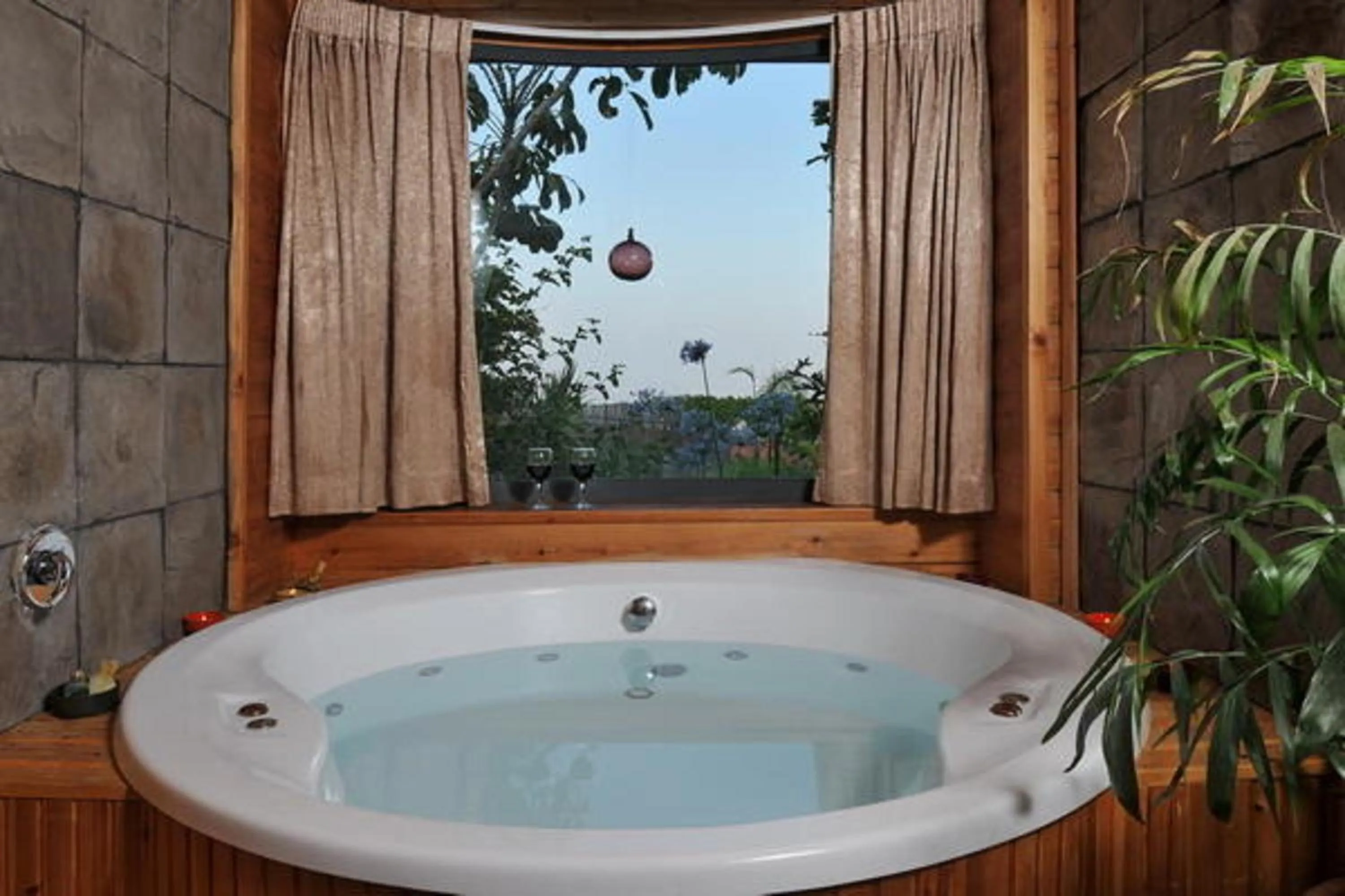 Hot Tub in Miki's Rosh Pinna