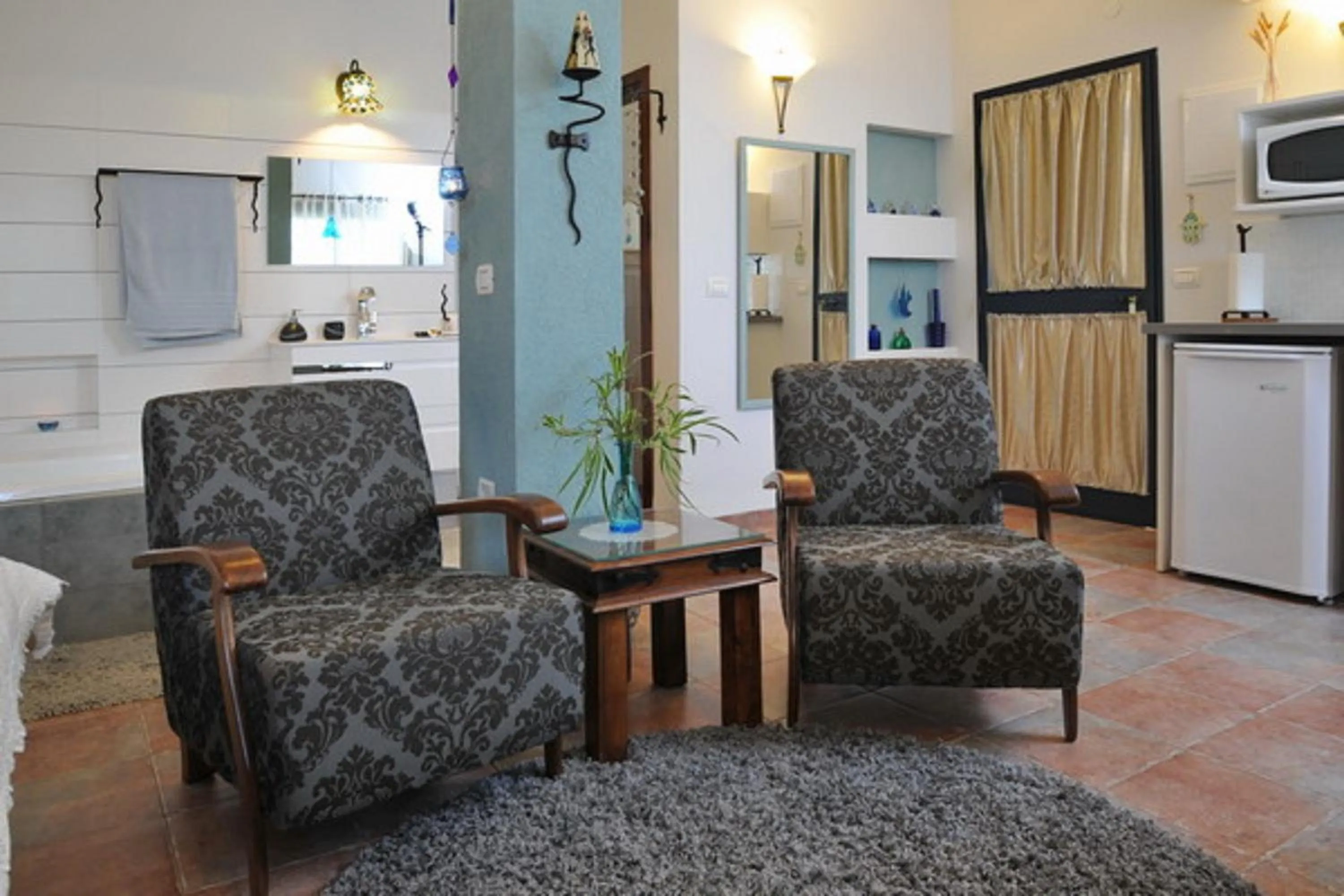 Photo of the whole room, Seating Area in Miki's Rosh Pinna