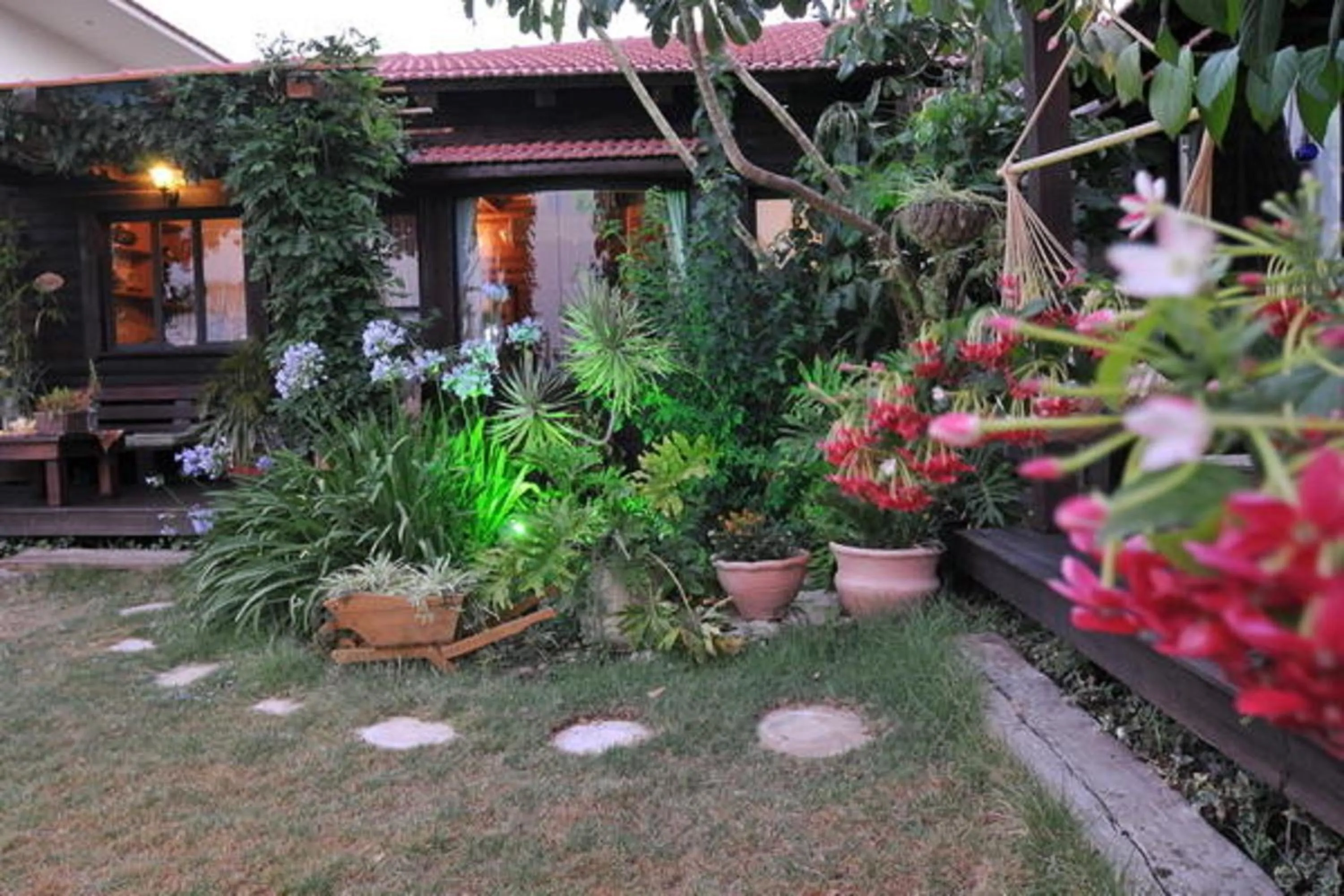 Facade/entrance, Garden in Miki's Rosh Pinna