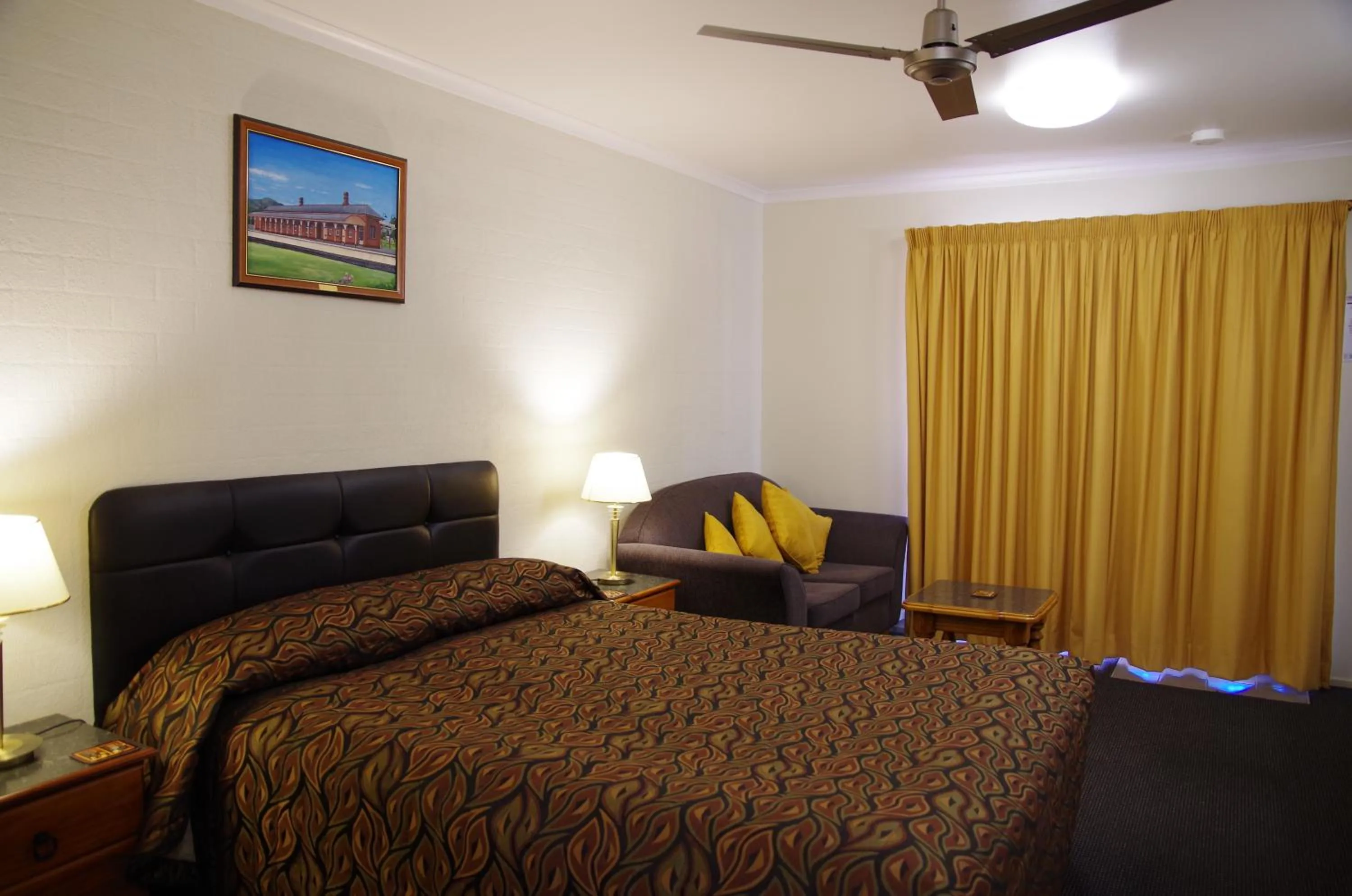 Photo of the whole room, Bed in Stannum Lodge Motor Inn