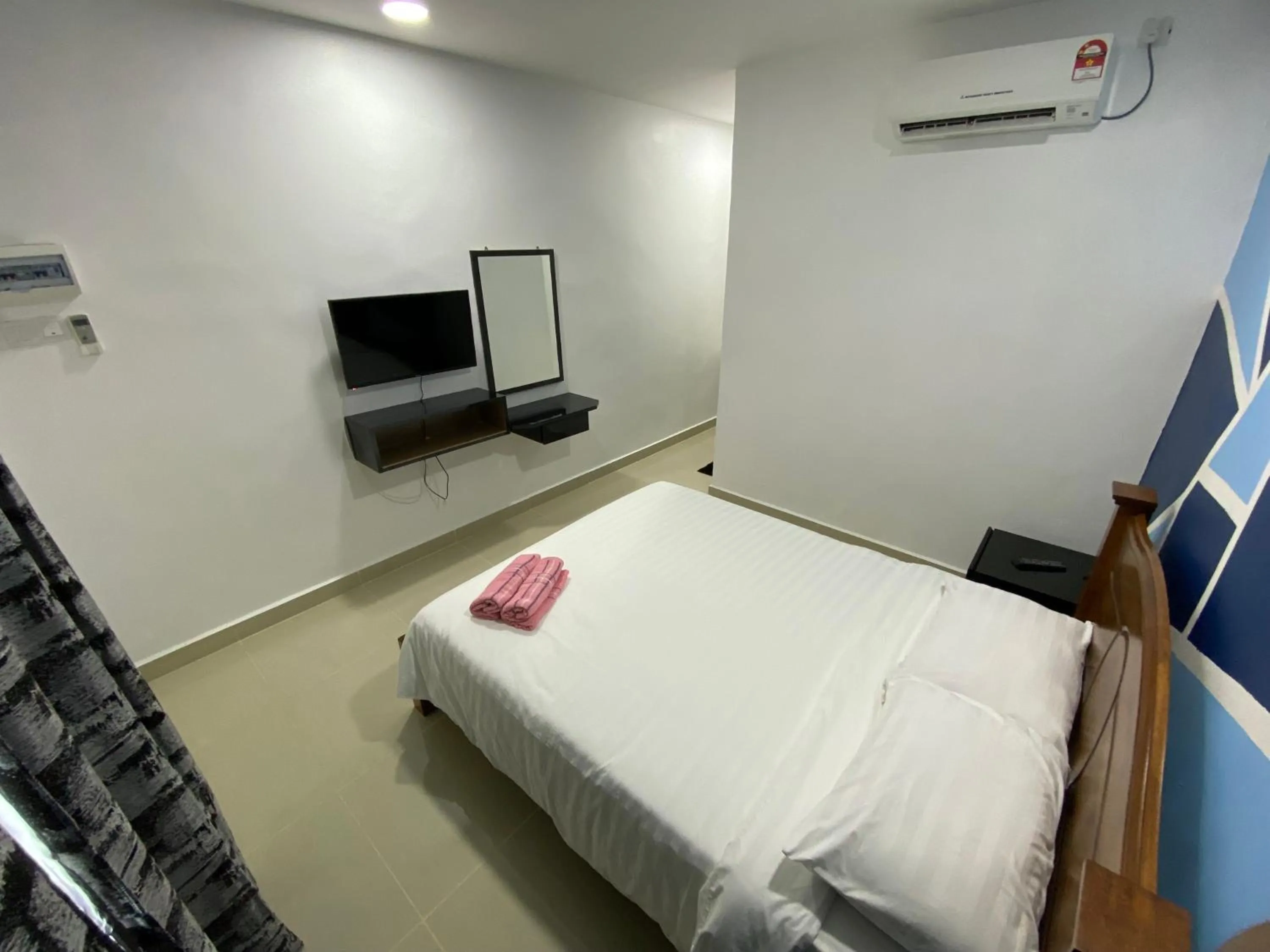 Photo of the whole room, Bed in Corrie Chalet Pantai Cenang Langkawi