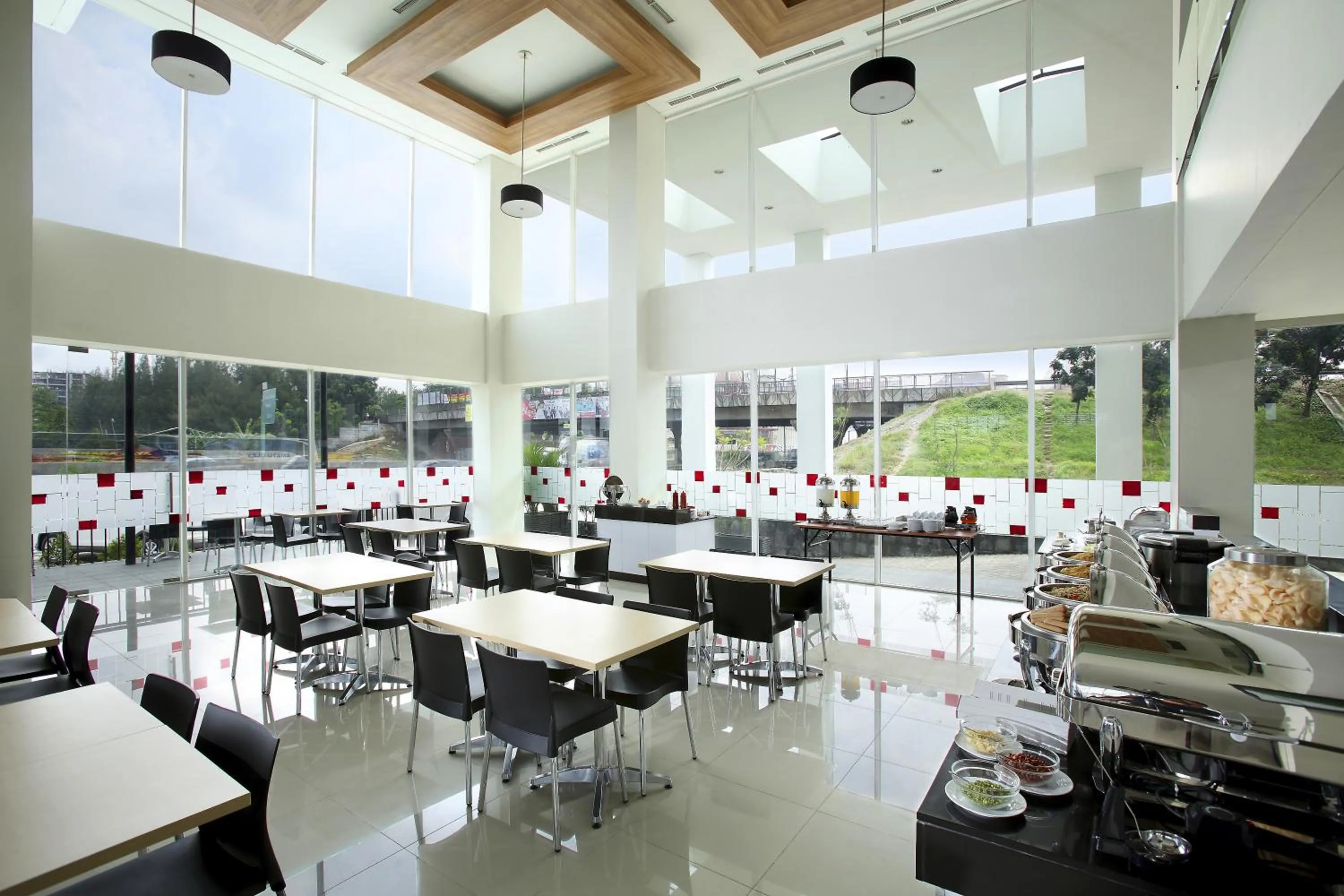 Restaurant/places to eat in Amaris Hotel Bekasi Barat