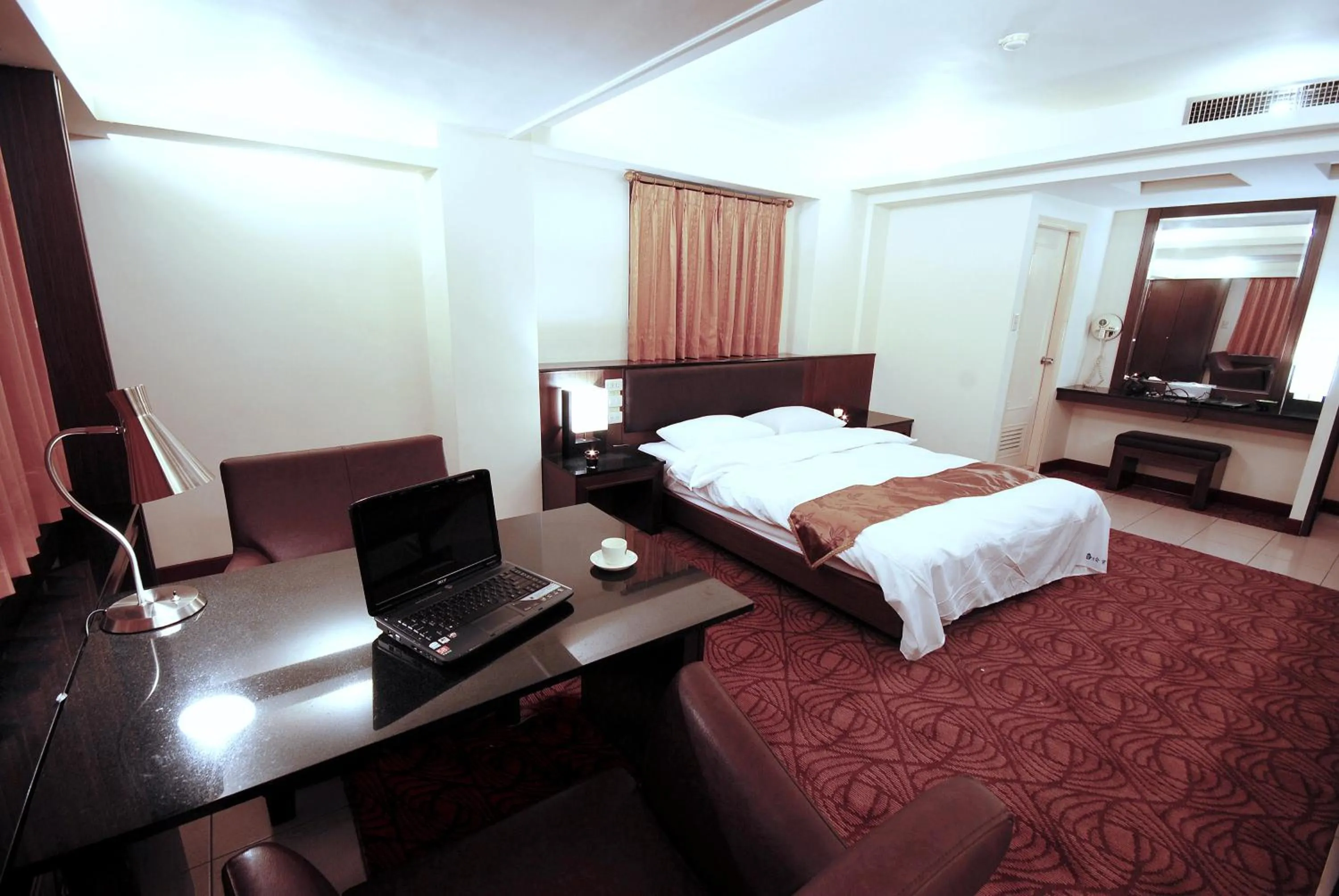 Seating area, Bed in The Enterpriser Hotel