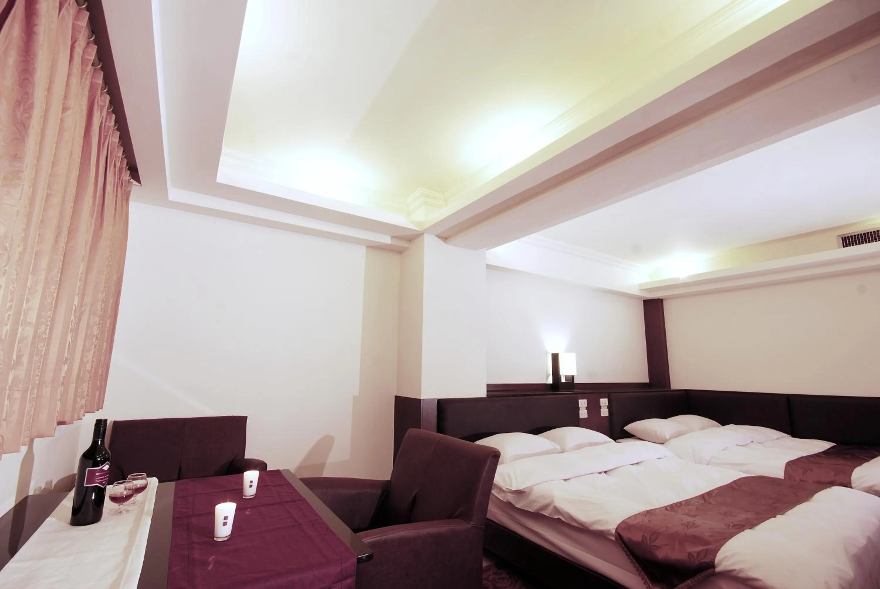 Seating area, Bed in The Enterpriser Hotel