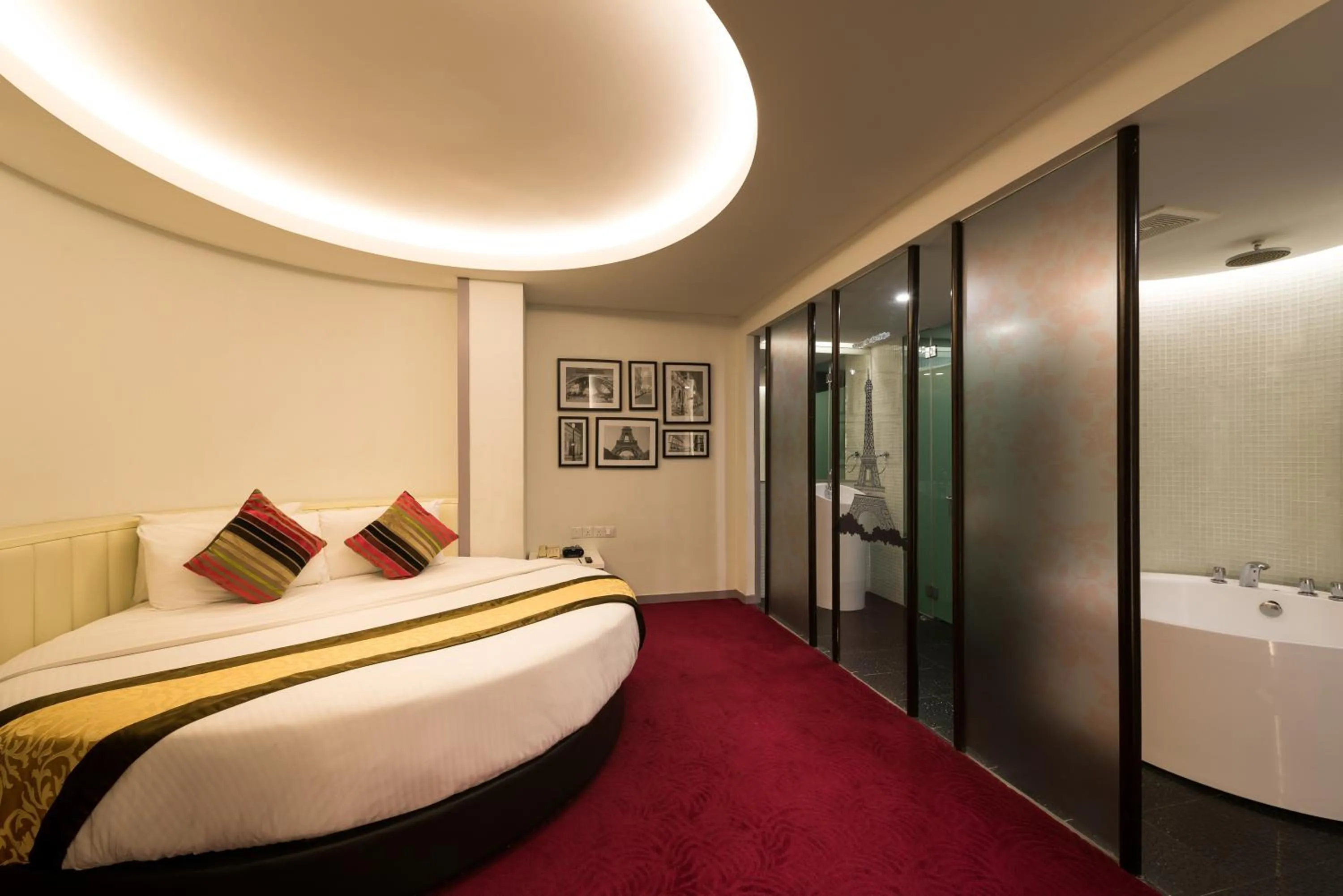 Bathroom, Bed in Kingston Hotel 3 - Kuala Lumpur