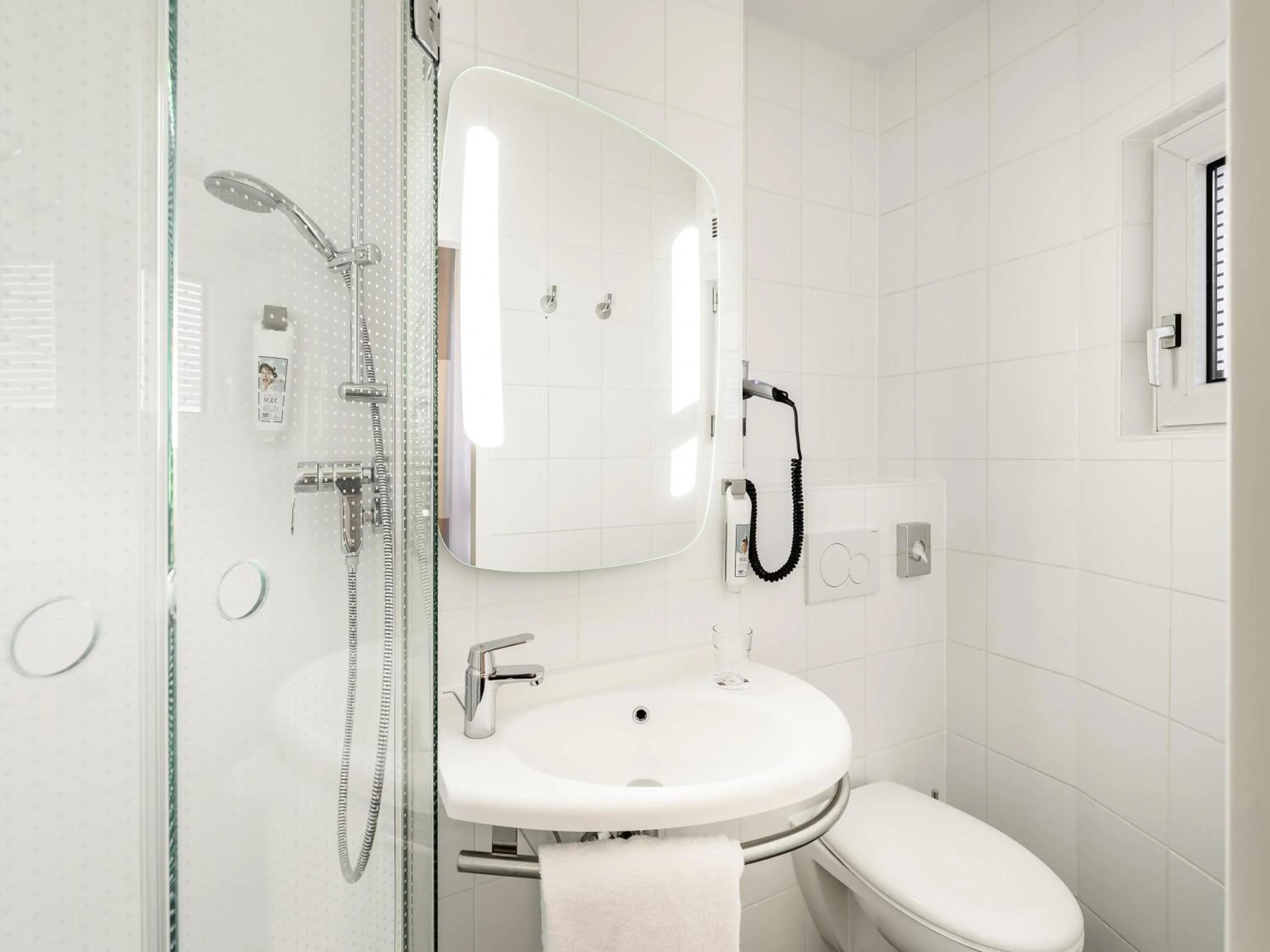 Bedroom in ibis Frankfurt Centrum