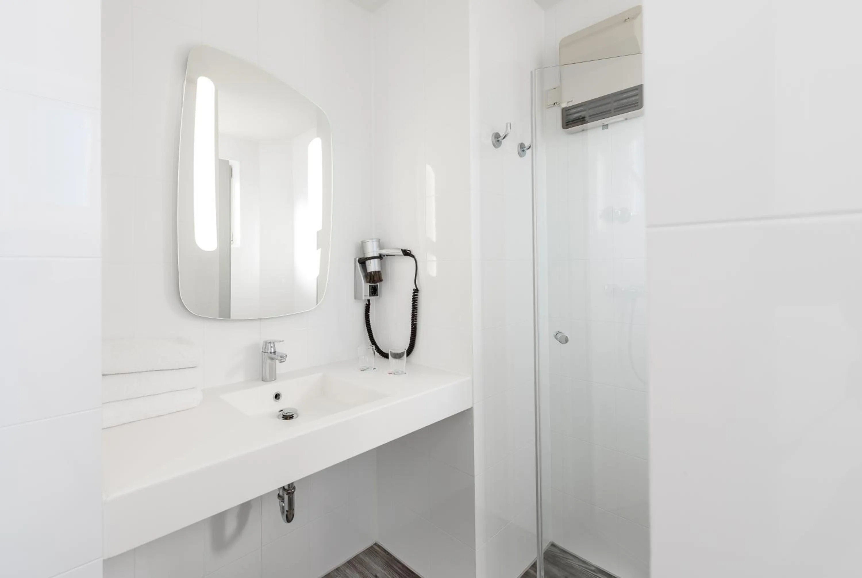 Shower in ibis Frankfurt Centrum