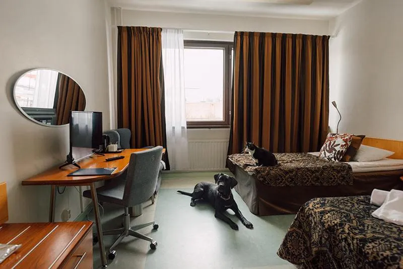 Dining area, Bed in Hotelliravintola Kumpu