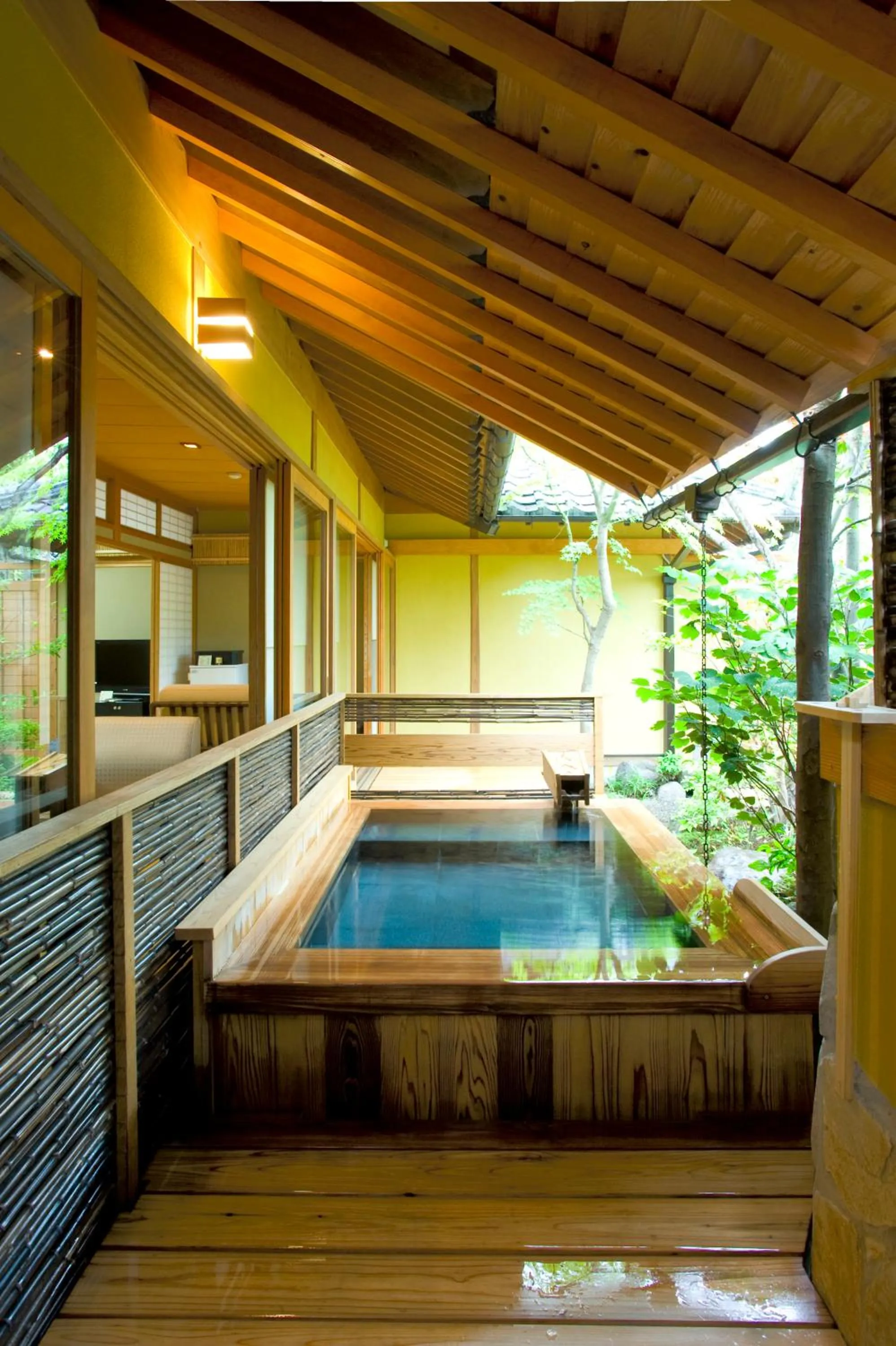 Hot Spring Bath in Yufuin Santoukan