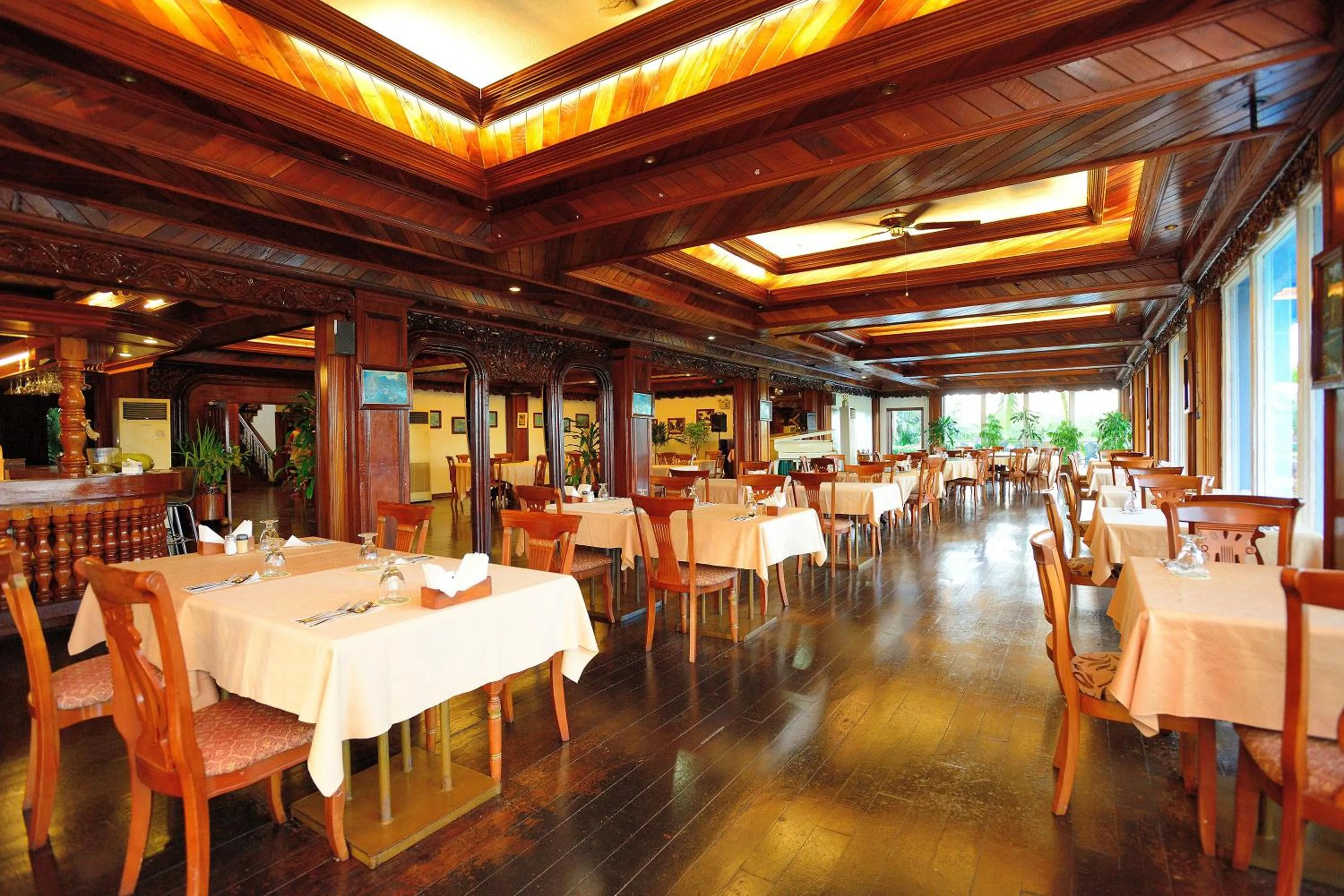 Restaurant/places to eat in Airai Water Paradise Hotel & Spa