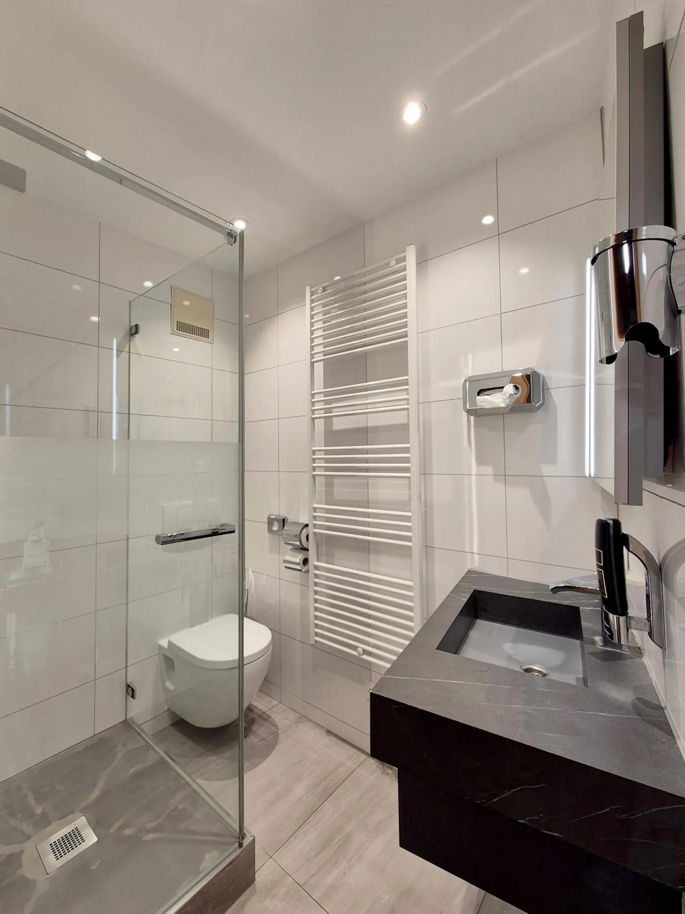 Quadruple Room in Basement in Hotel Mäuerle Quadruple Room in Basement in Hotel Mäuerle