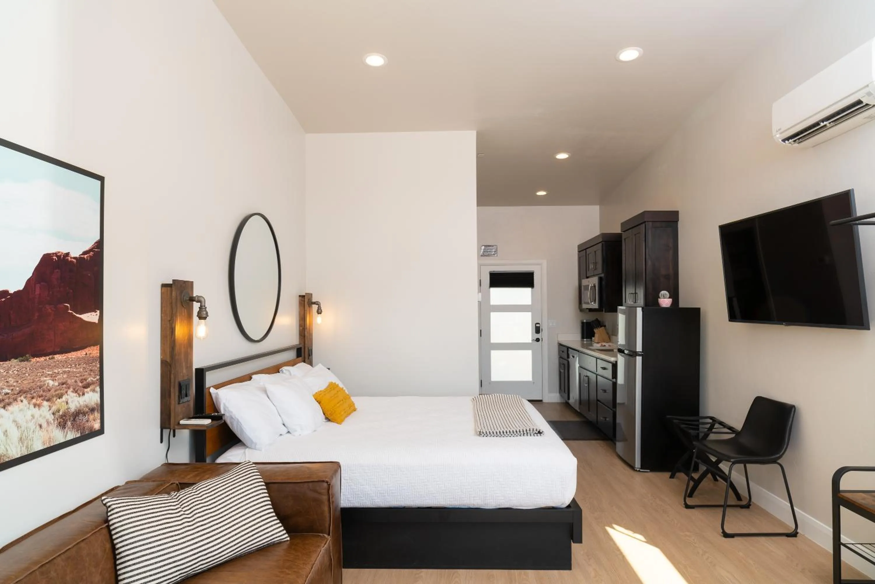 Day, Bed in The Dwellings