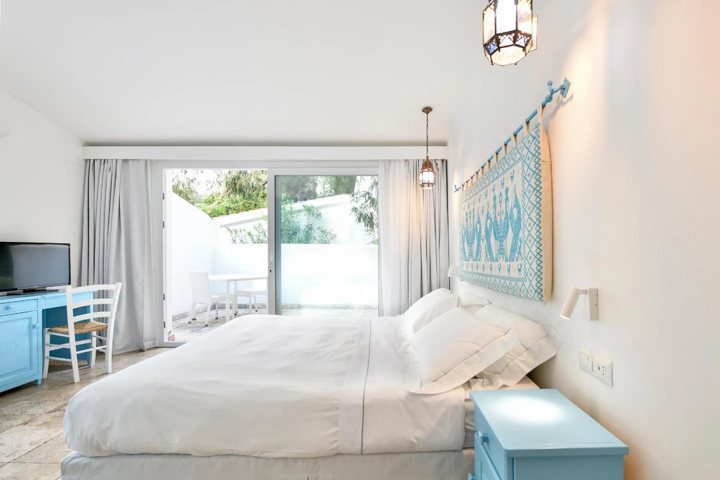 Balcony/Terrace, Bed in Arbatax Park Resort - Ville del Parco