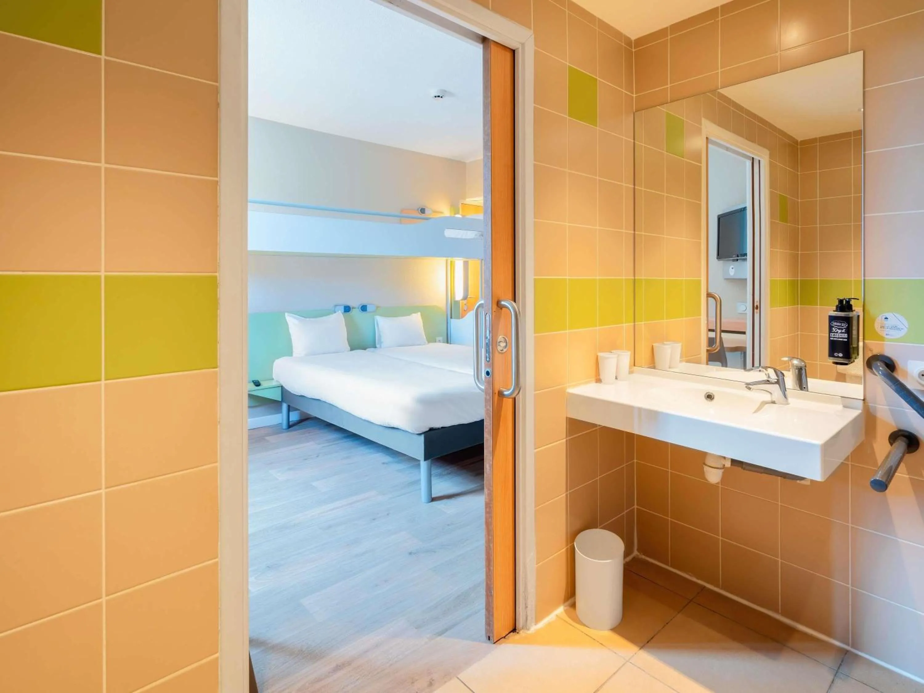 Bedroom, Bed in Ibis Budget Manosque Cadarache