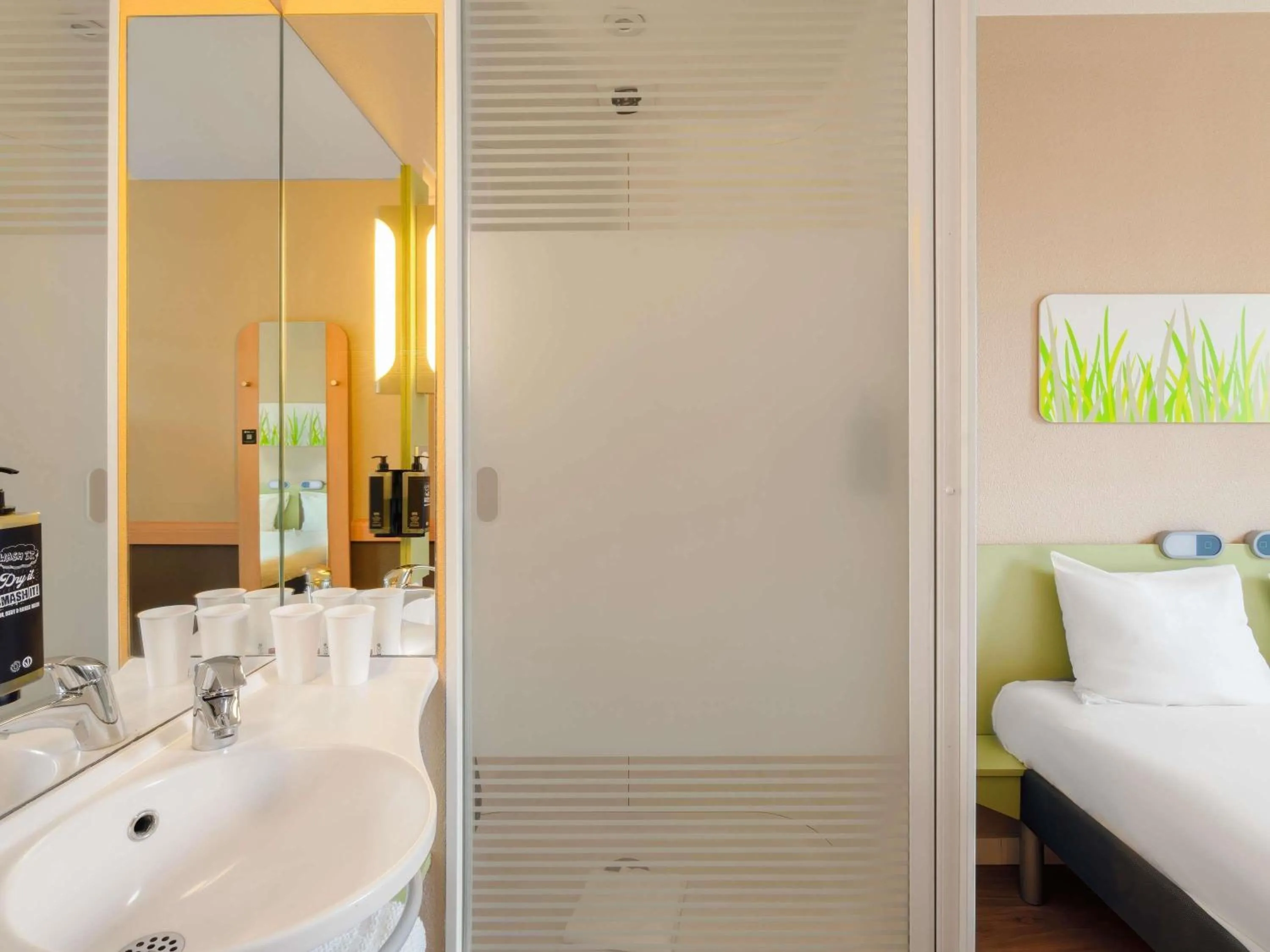 Bedroom, Bed in Ibis Budget Manosque Cadarache