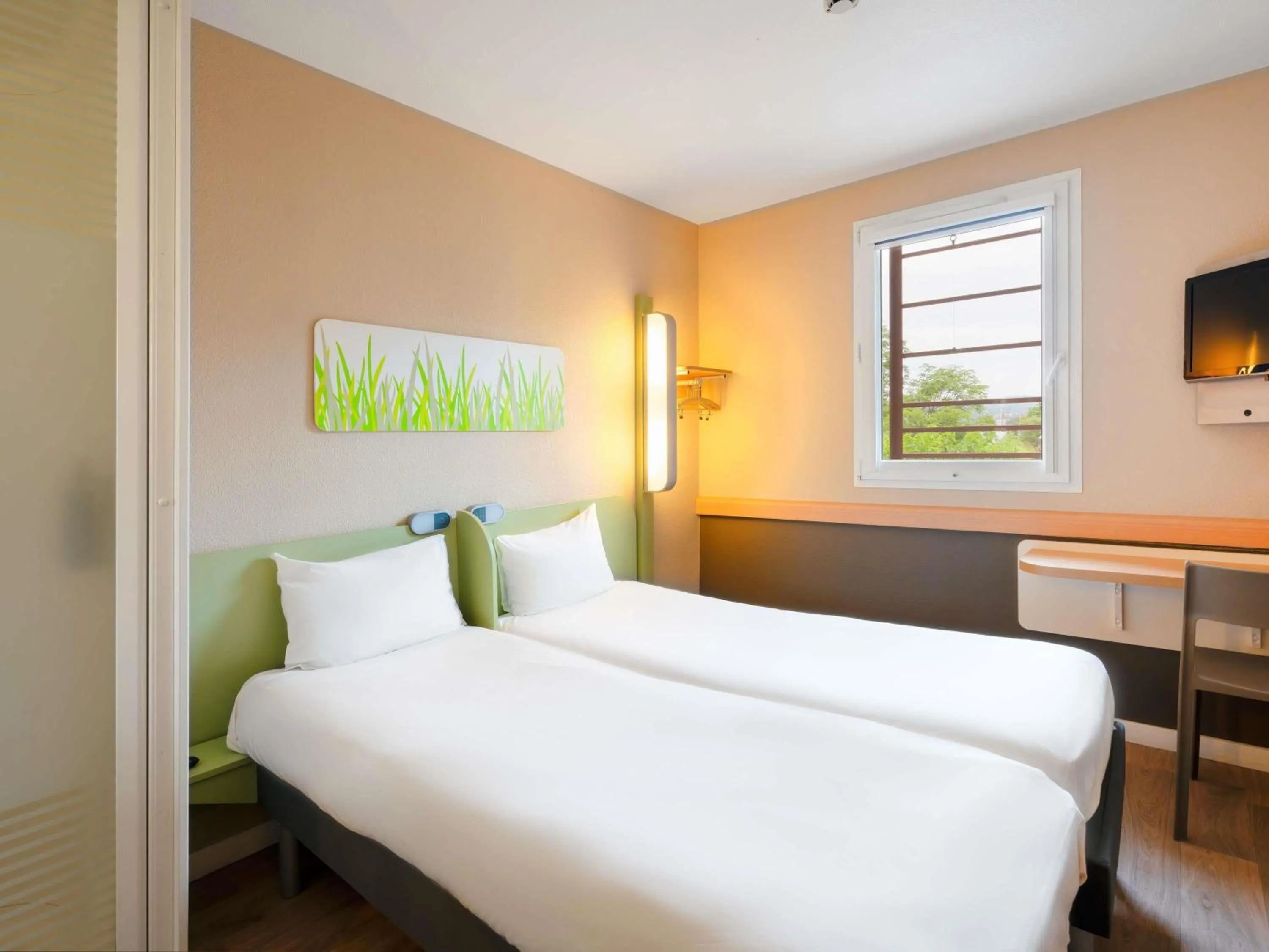 Bedroom, Bed in Ibis Budget Manosque Cadarache