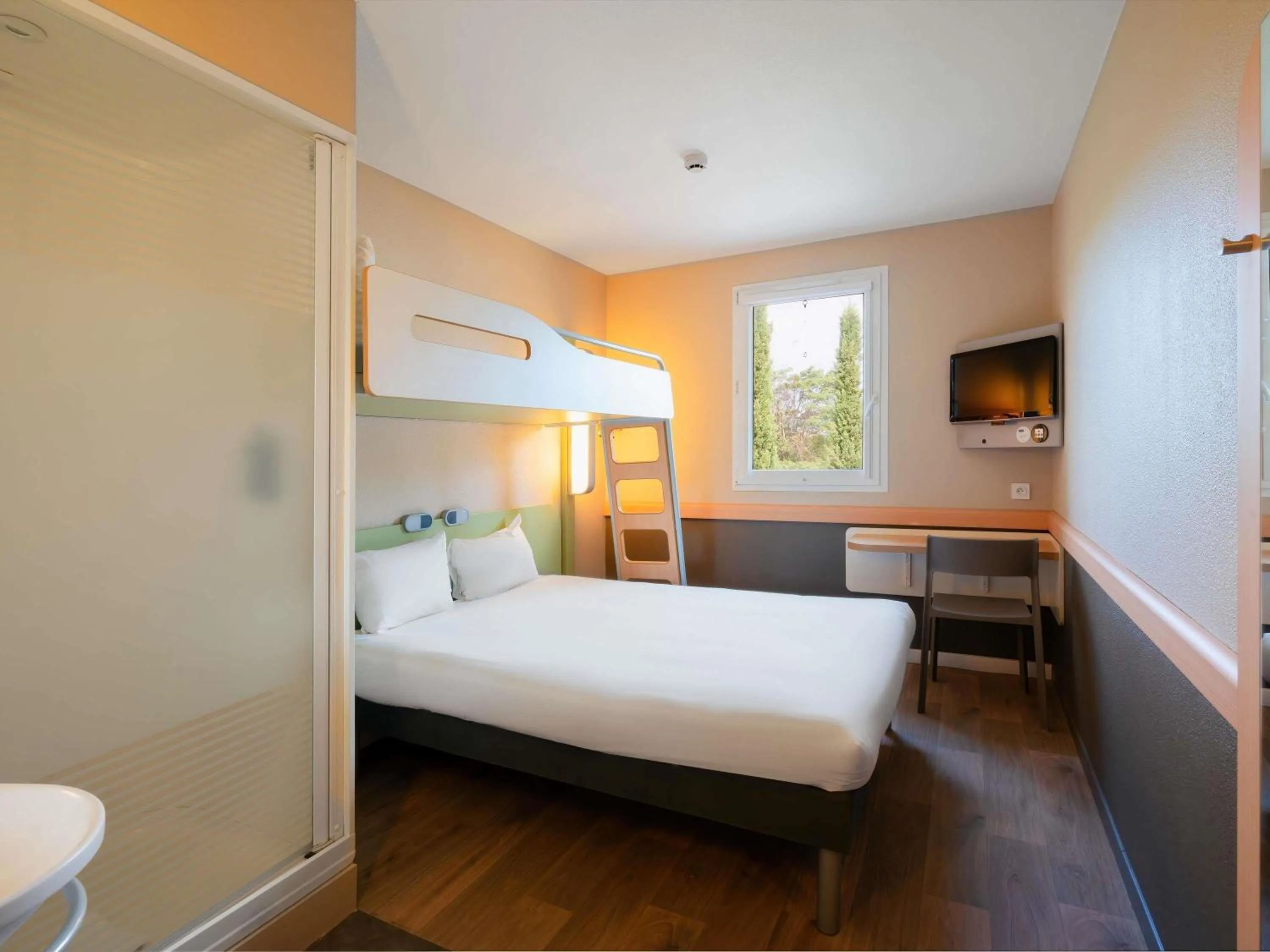 Bedroom, Bed in Ibis Budget Manosque Cadarache