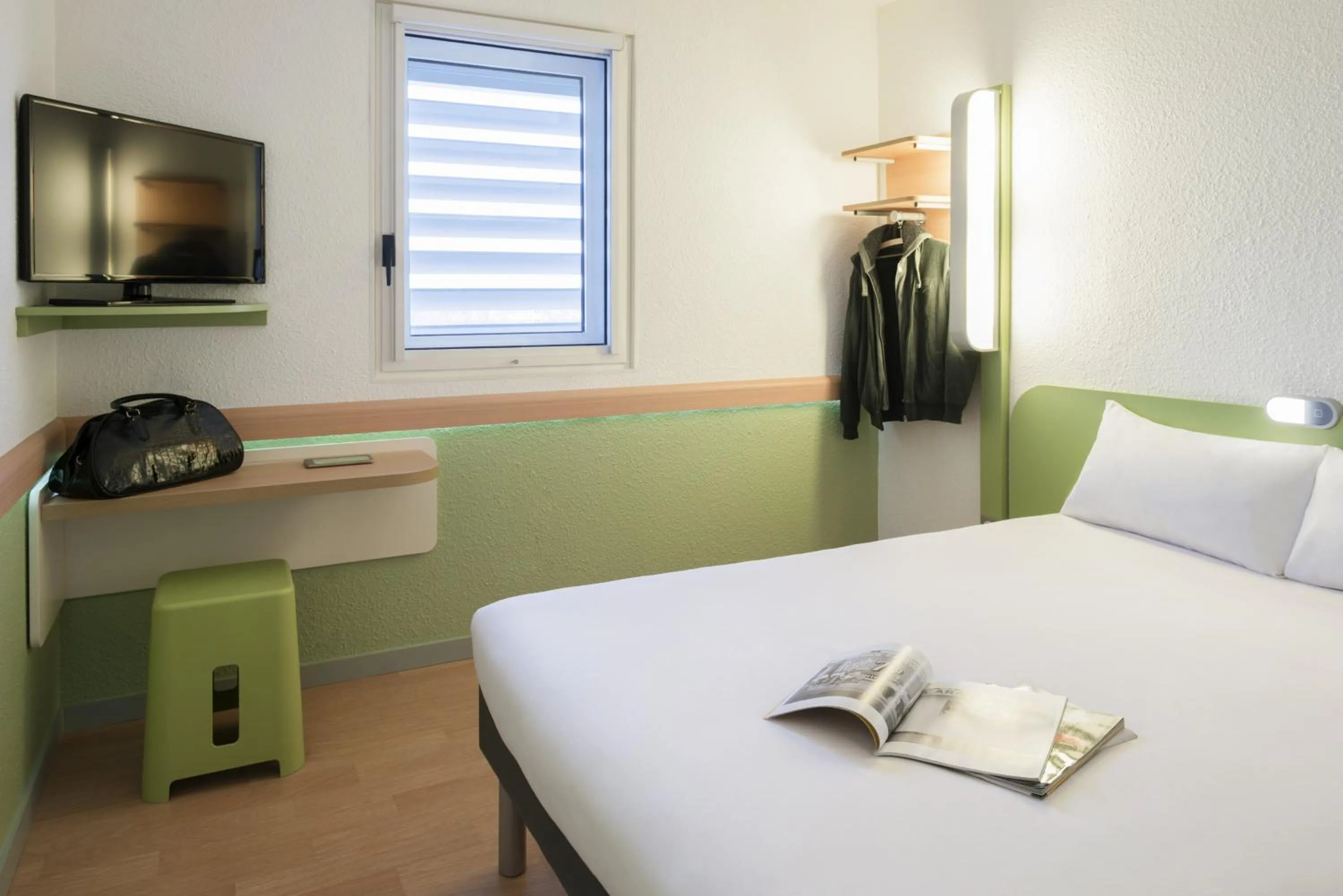 Bedroom, Bed in Ibis Budget Manosque Cadarache
