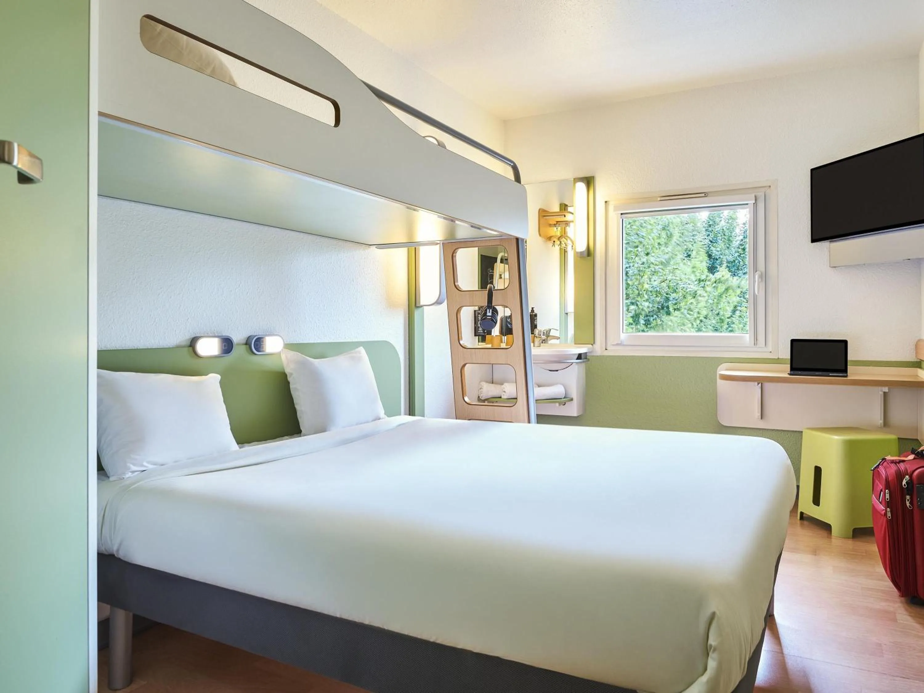 Bedroom, Bed in ibis budget Santeny