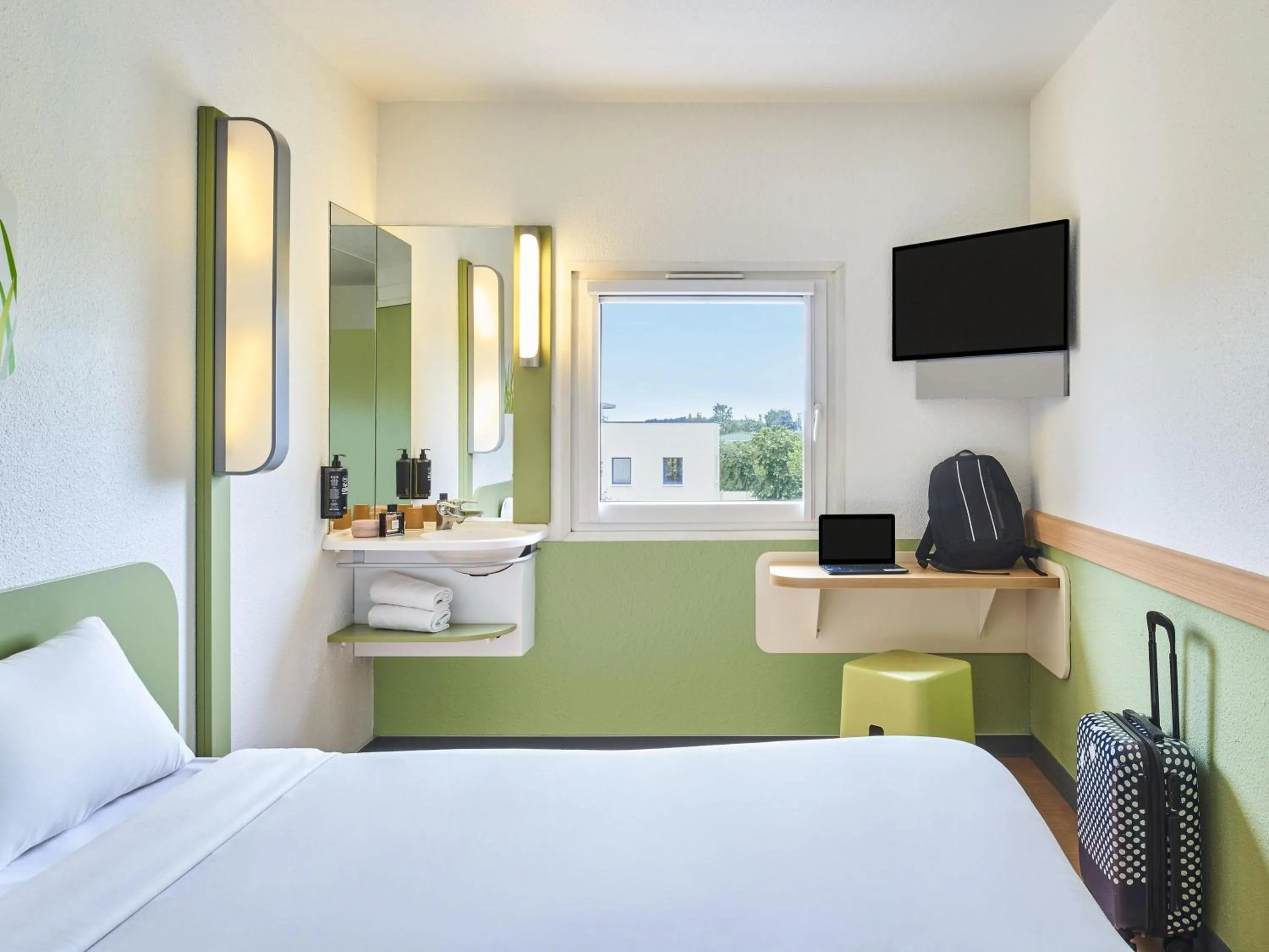 Bedroom, Bed in ibis budget Santeny