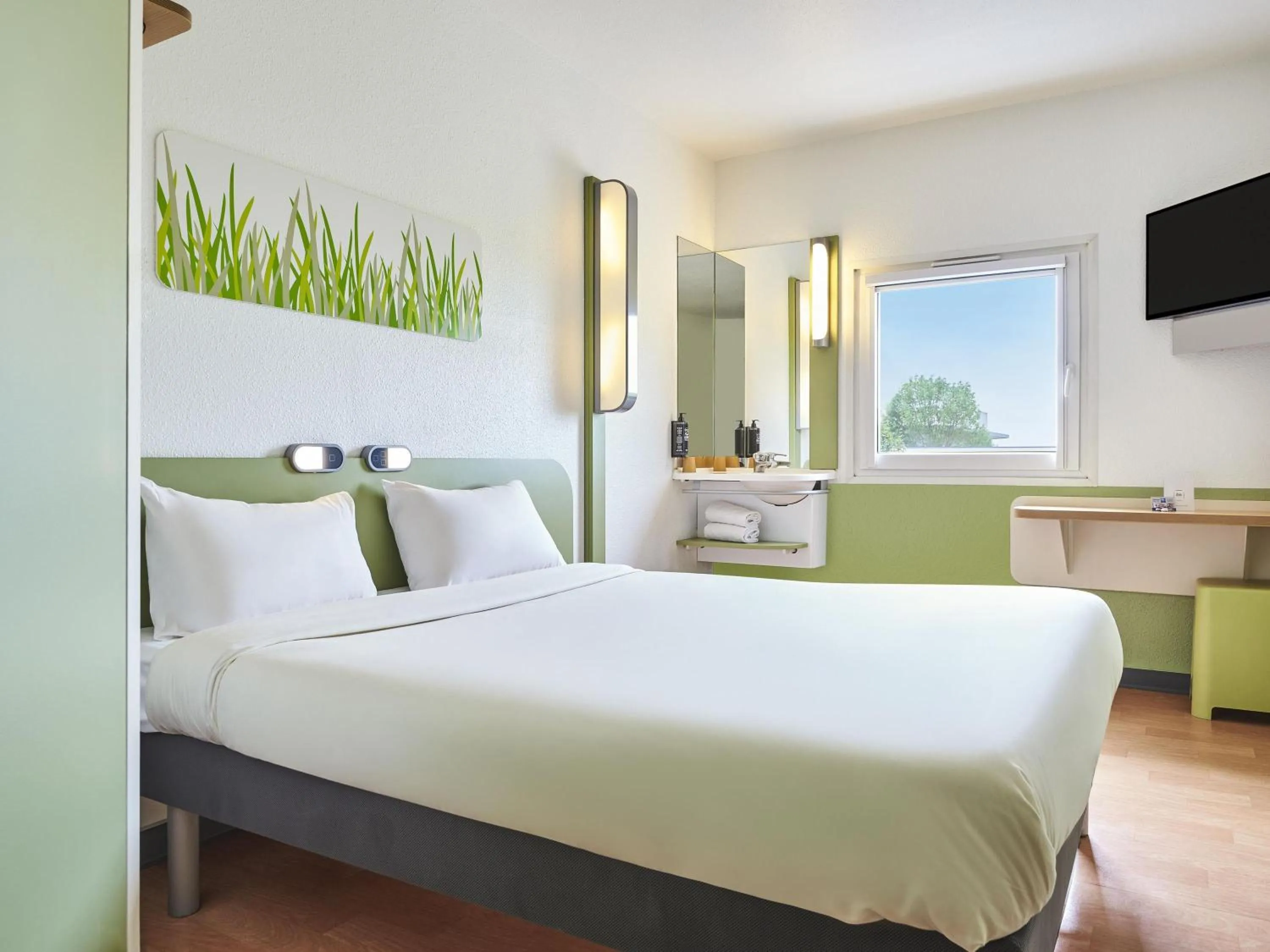 Bedroom, Bed in ibis budget Santeny