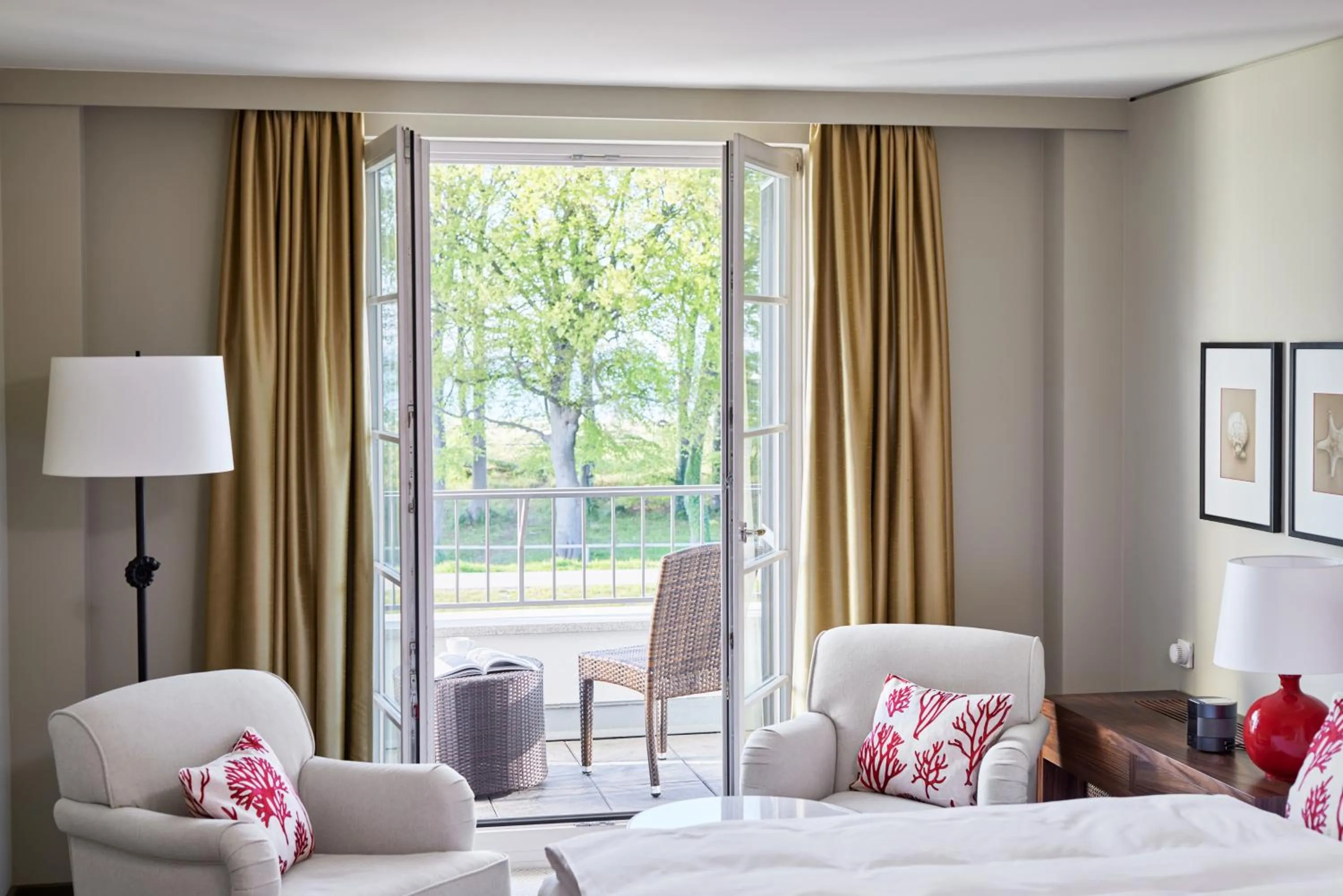 Seating area, Bed in Strandhotel Zingst