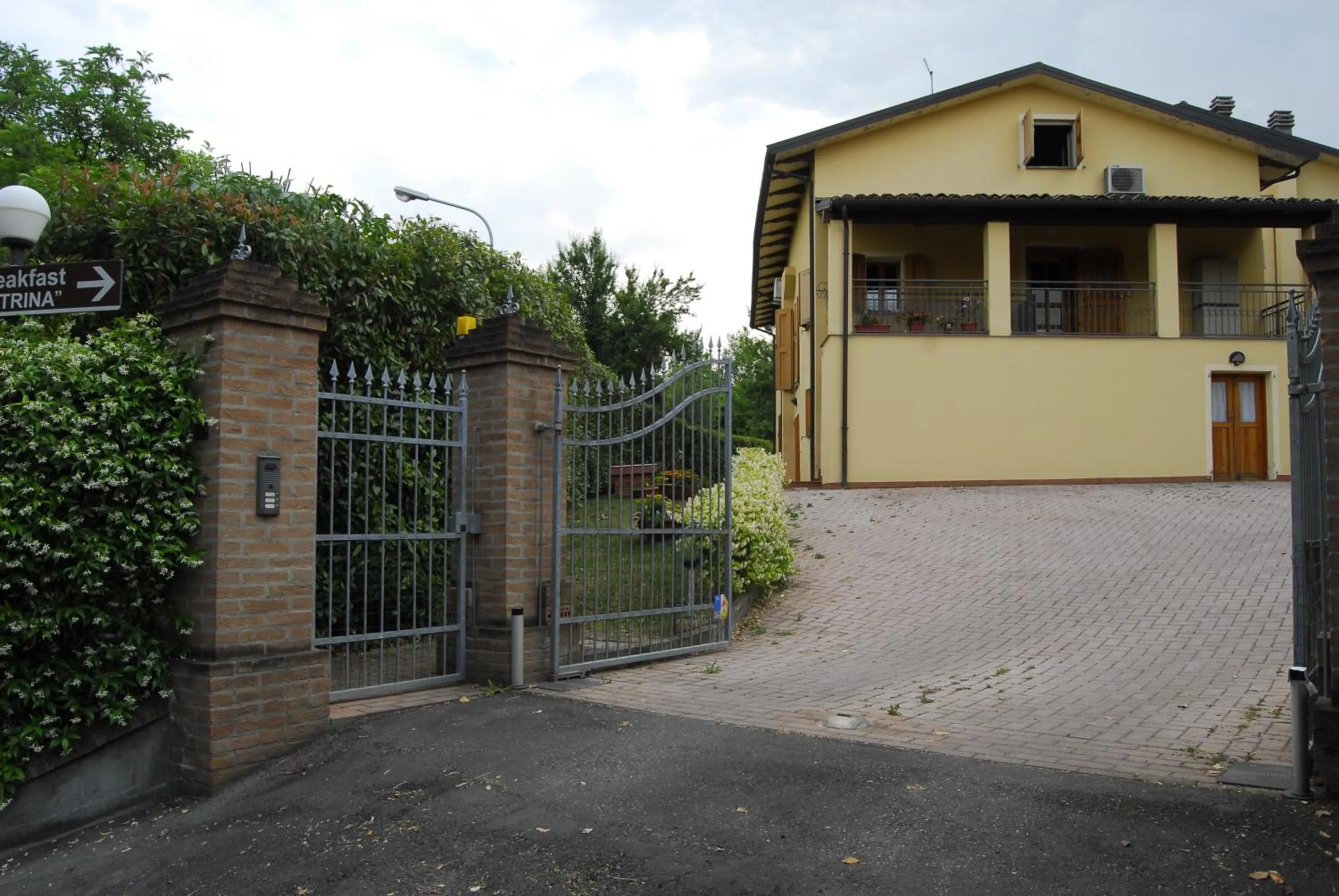 Inner courtyard view in B&B La Pilastrina