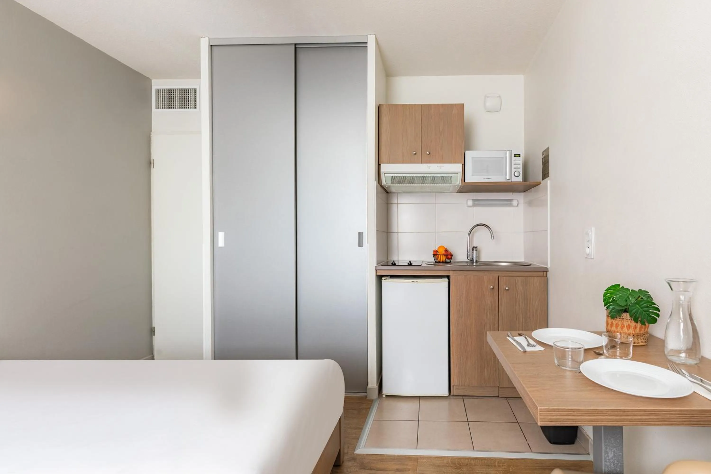 Kitchen or kitchenette, Bed in Appart'City Confort Perpignan Centre Gare
