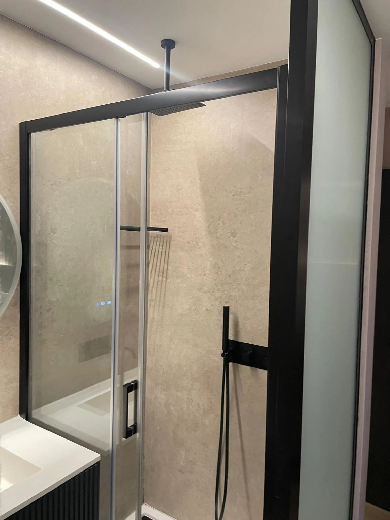 Shower in Dom João Glamour Hotel