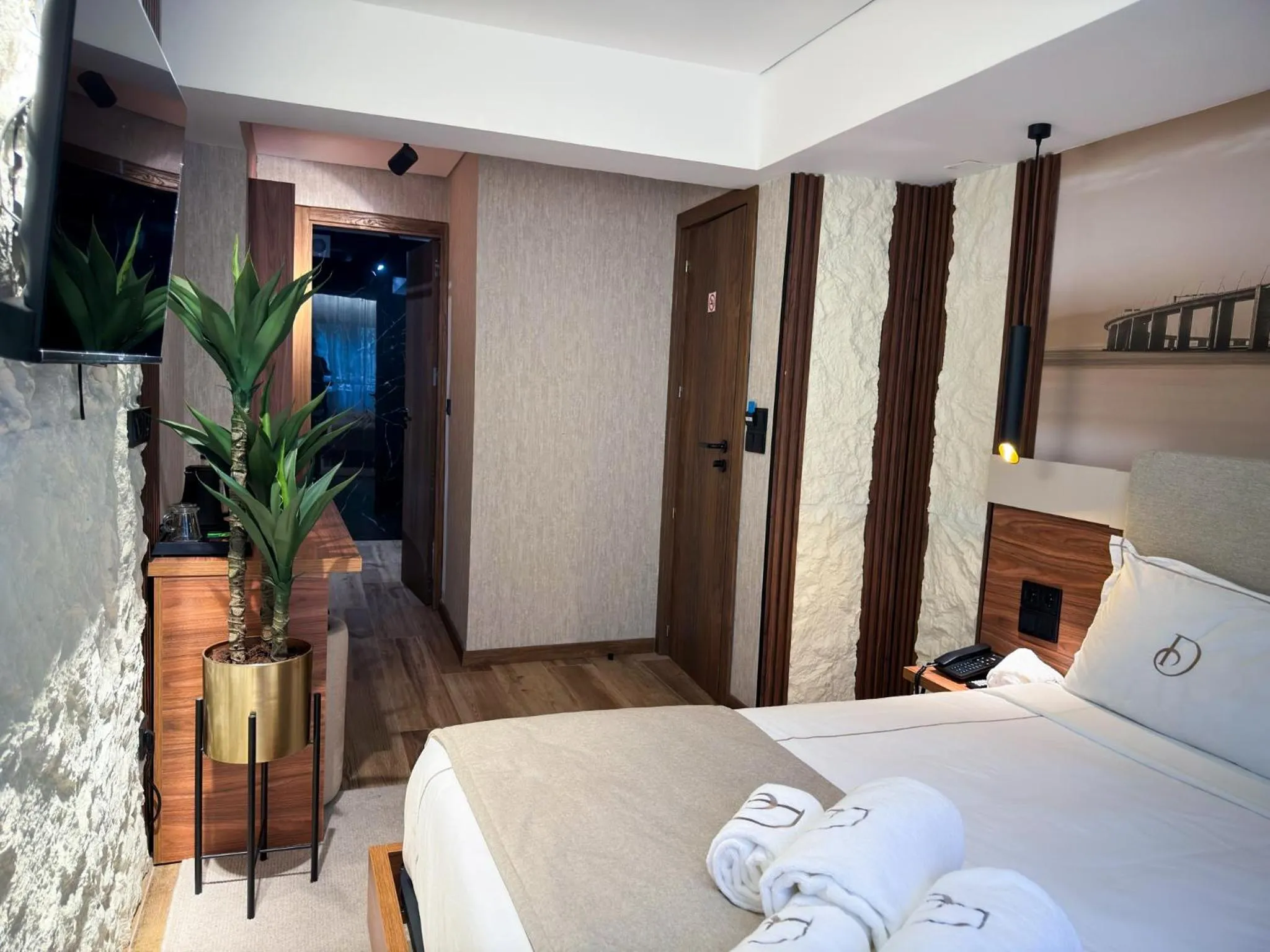 Photo of the whole room, Bed in Dom João Glamour Hotel