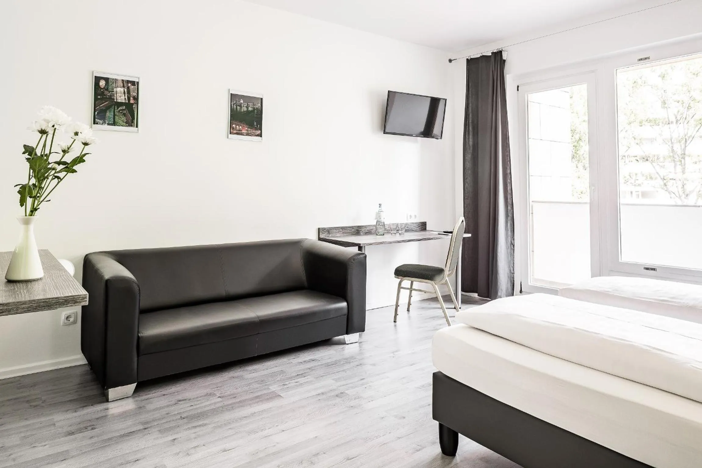 Photo of the whole room, Seating Area in Alecsa Hotel am Olympiastadion