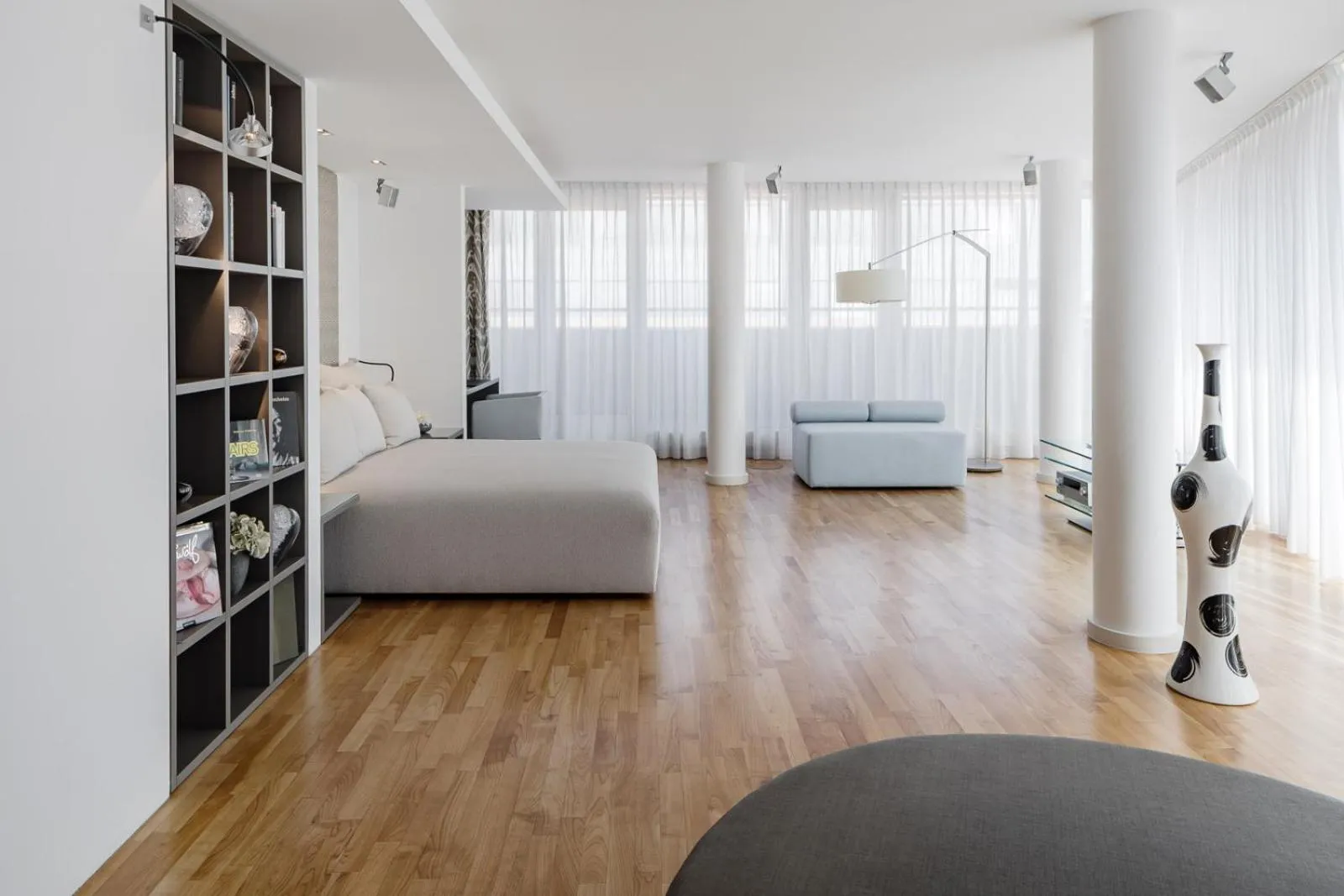 Living room, Bed in The Mandala Berlin, a Member of Design Hotels