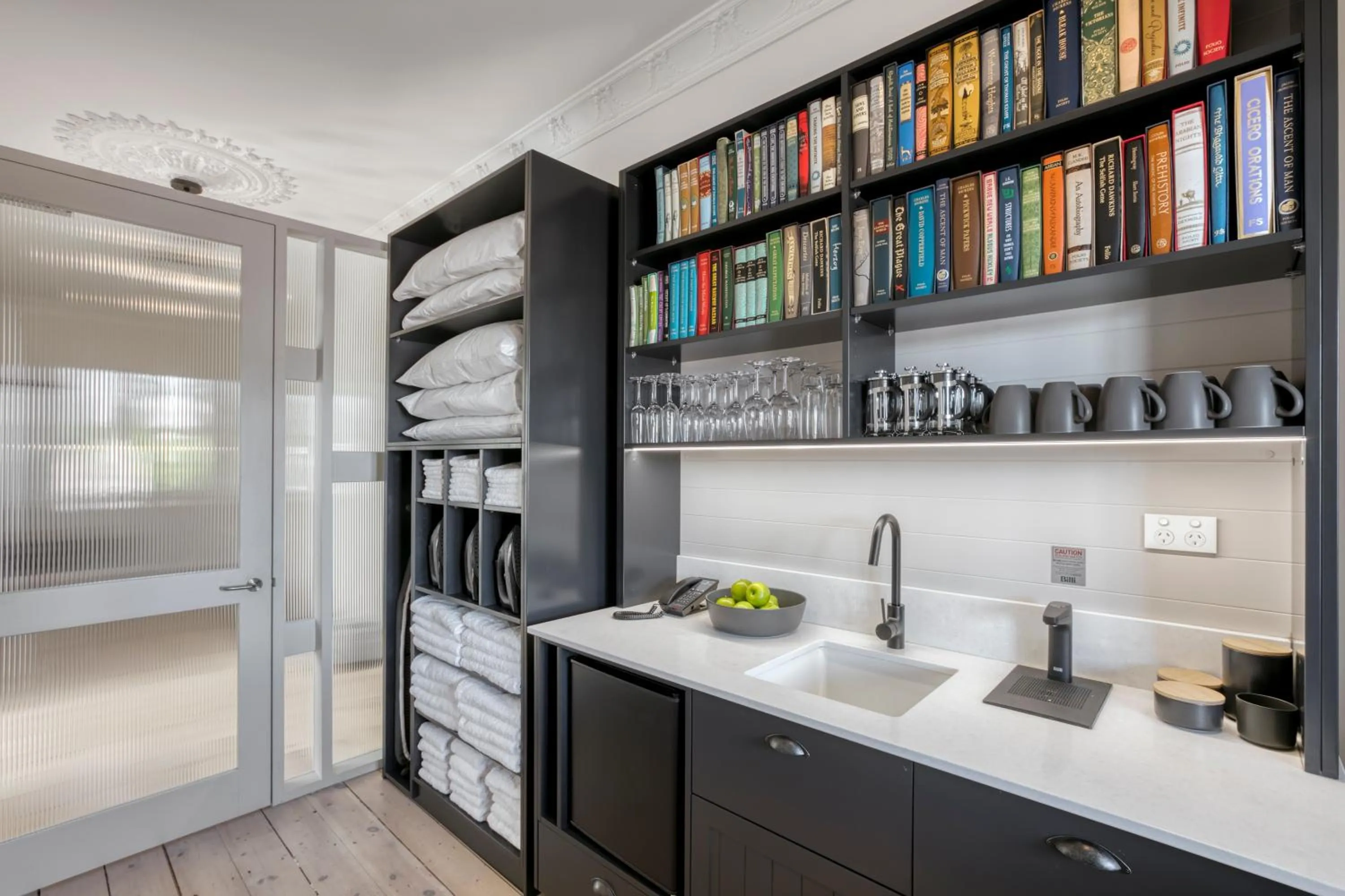 Library in Farmers Home Hotel