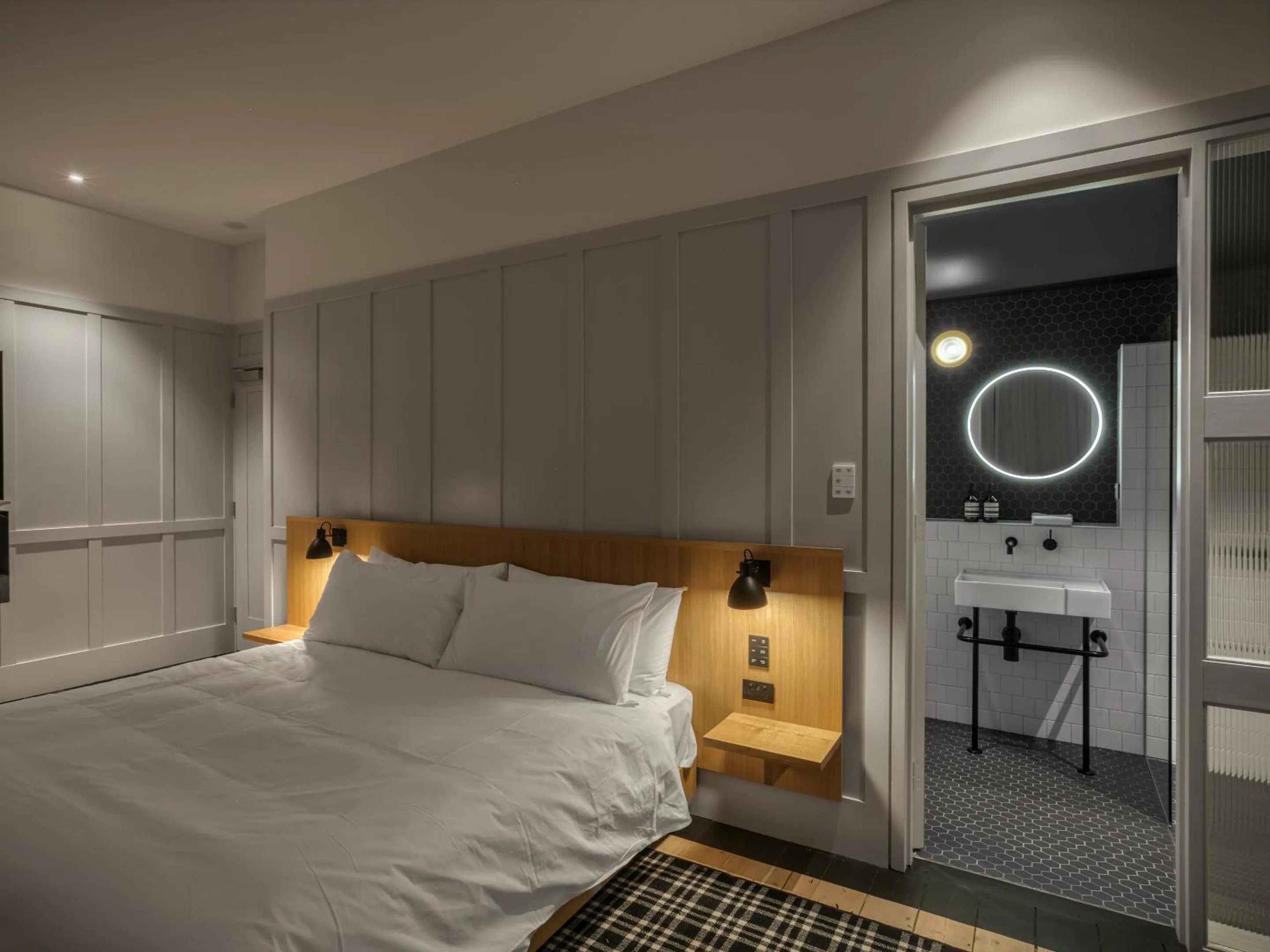 Bedroom, Bed in Farmers Home Hotel