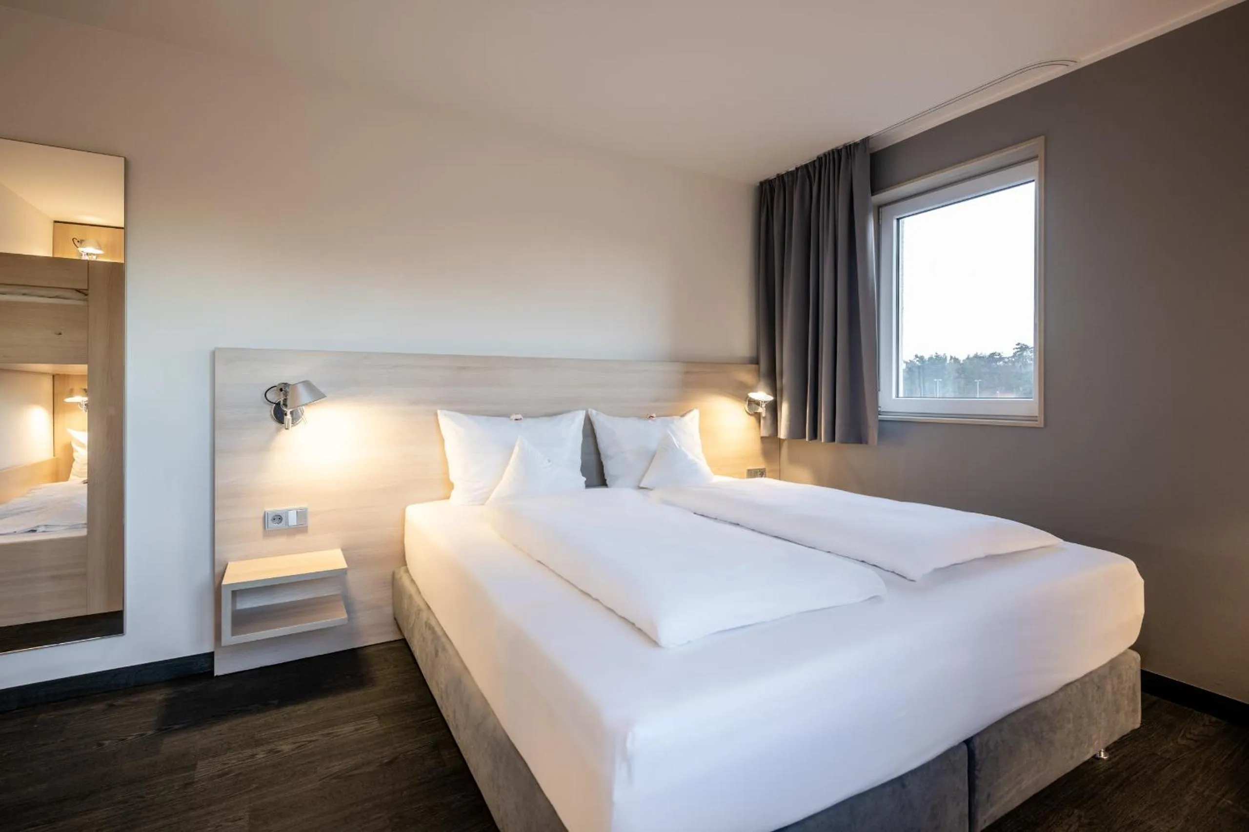 Photo of the whole room, Bed in Serways Hotel Weiskirchen Nord