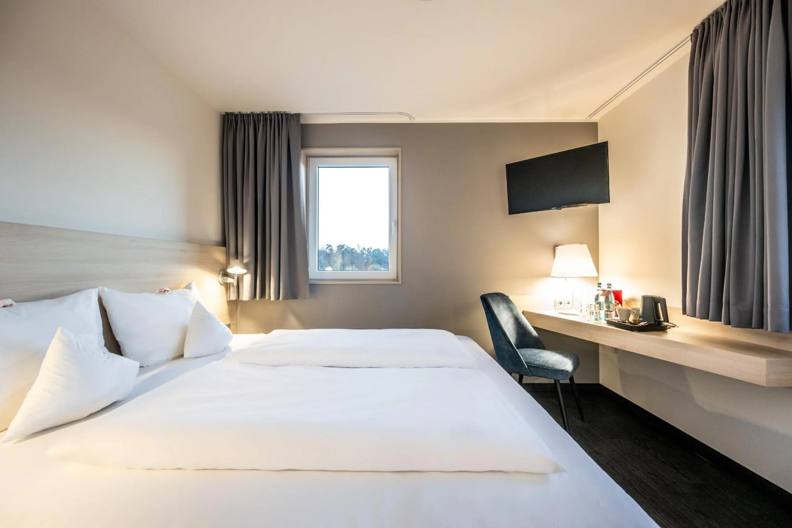 Photo of the whole room, Bed in Serways Hotel Weiskirchen Nord