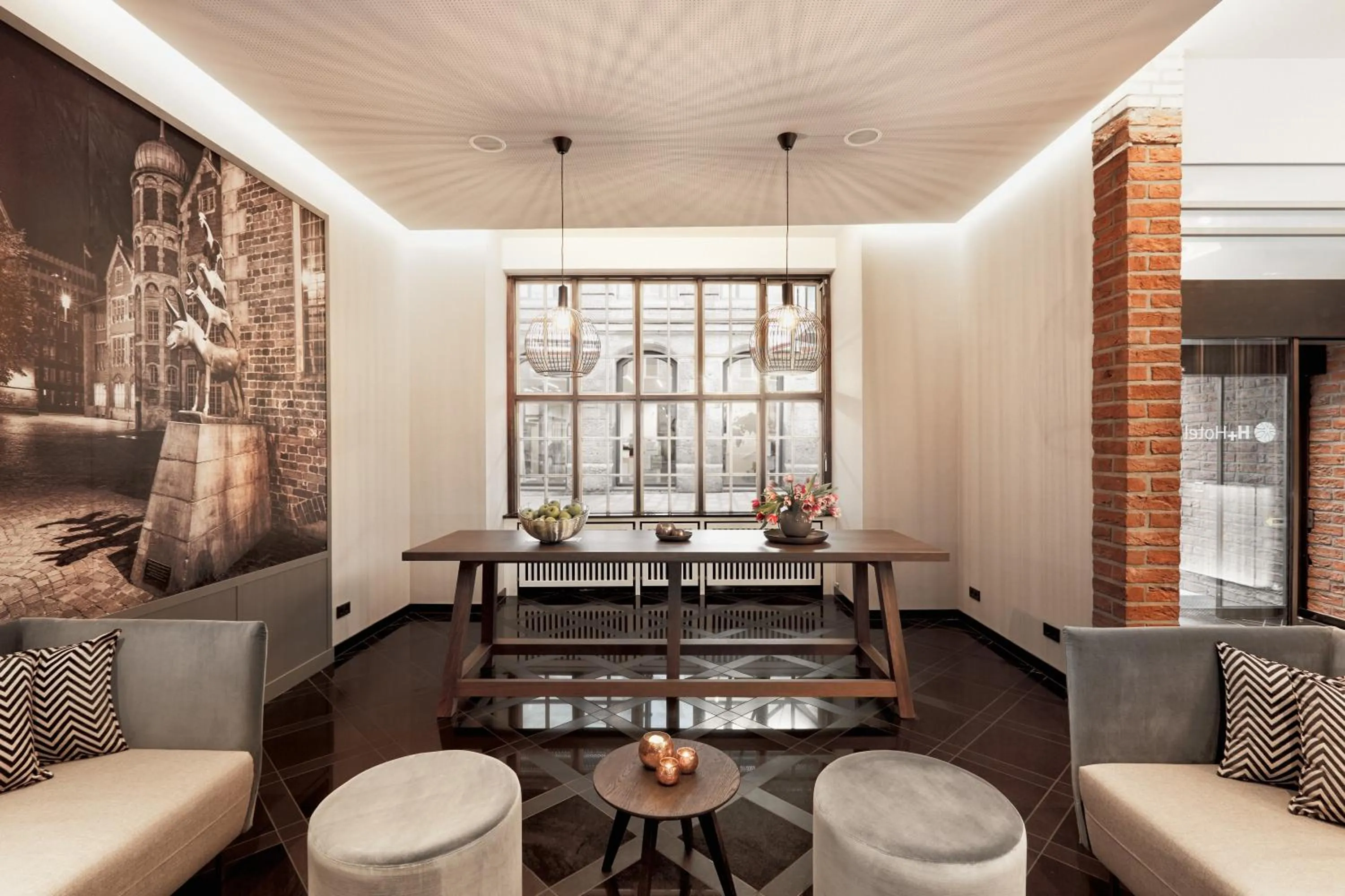 Lobby or reception in H+ Hotel Bremen