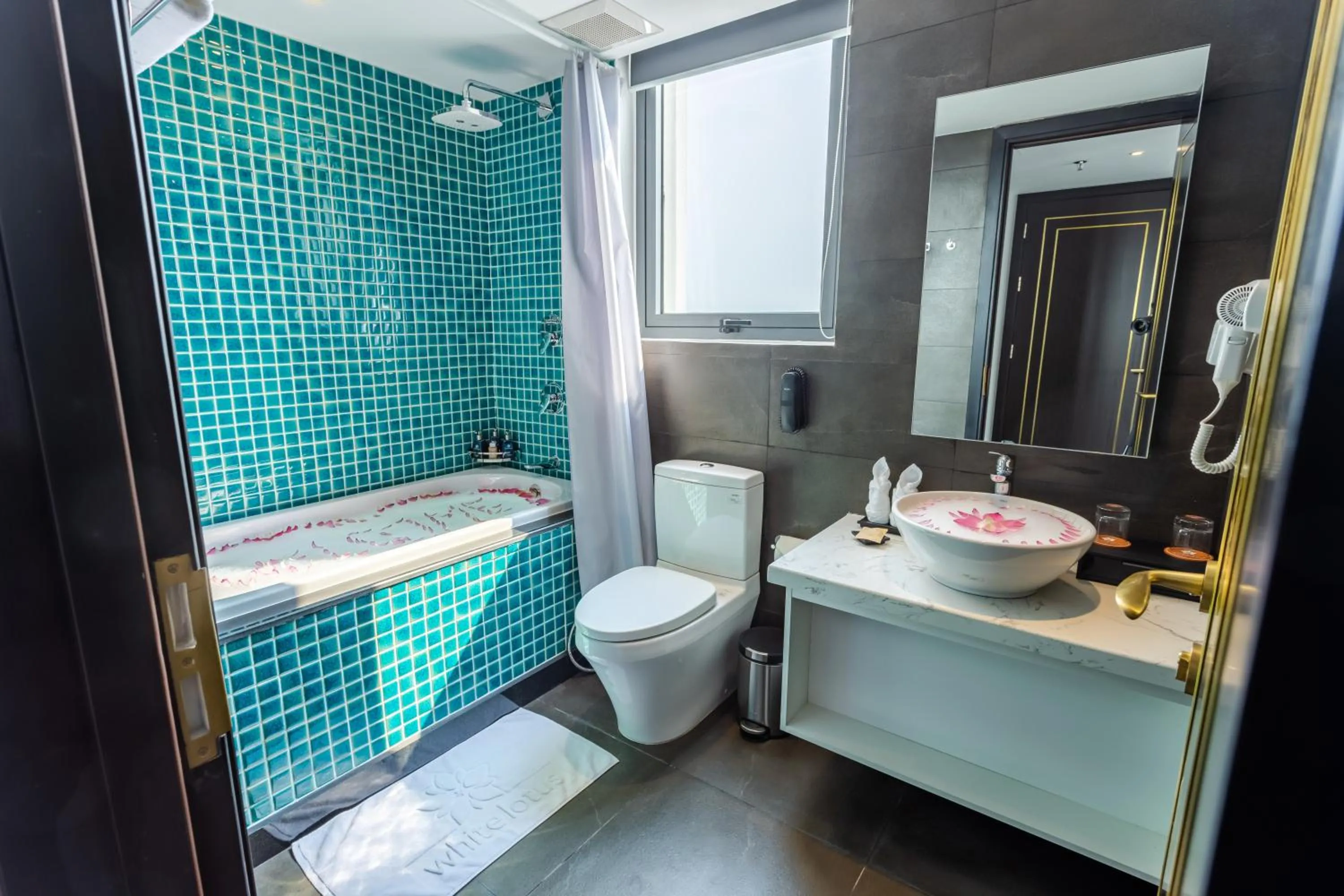 Bathroom in White Lotus Hue Hotel