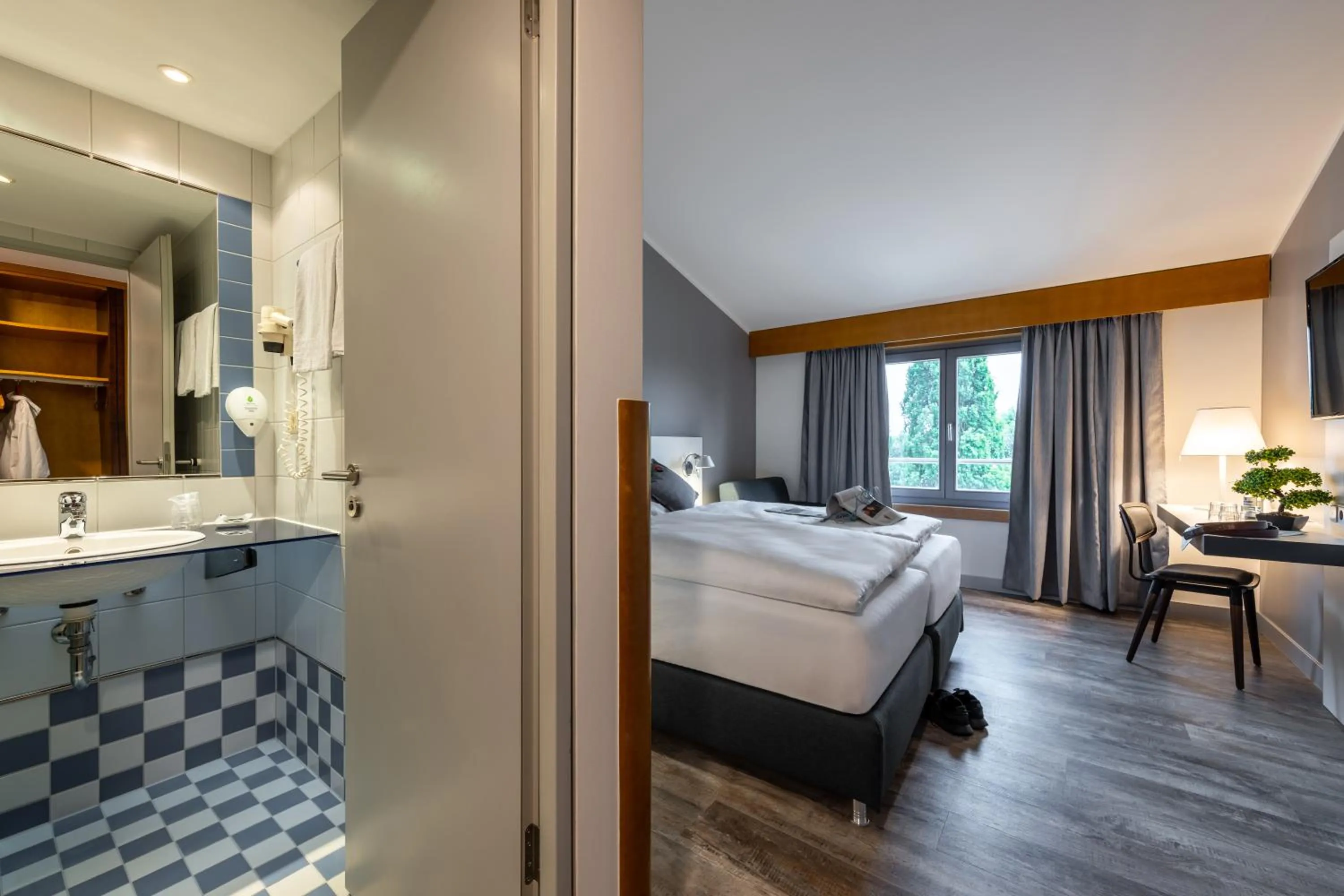 Photo of the whole room, Bed in Coffee Fellows Hotel Leipheim Süd