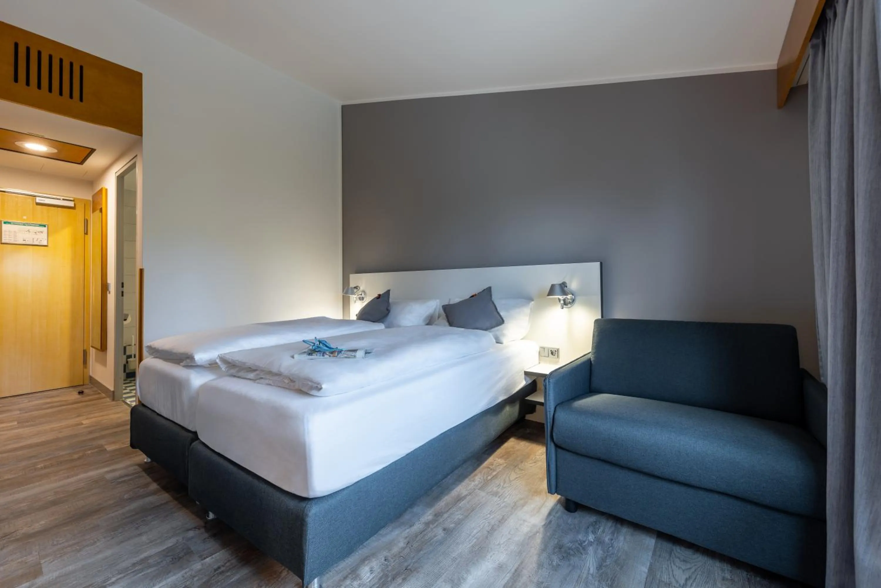 Photo of the whole room, Bed in Coffee Fellows Hotel Leipheim Süd