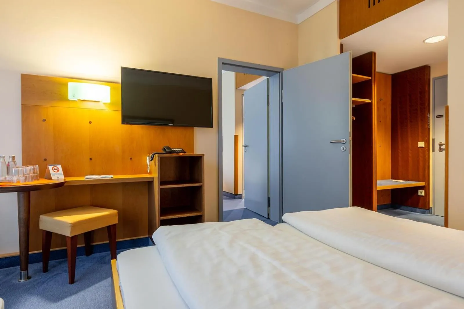 Photo of the whole room, Bed in Dresdner Tor Süd