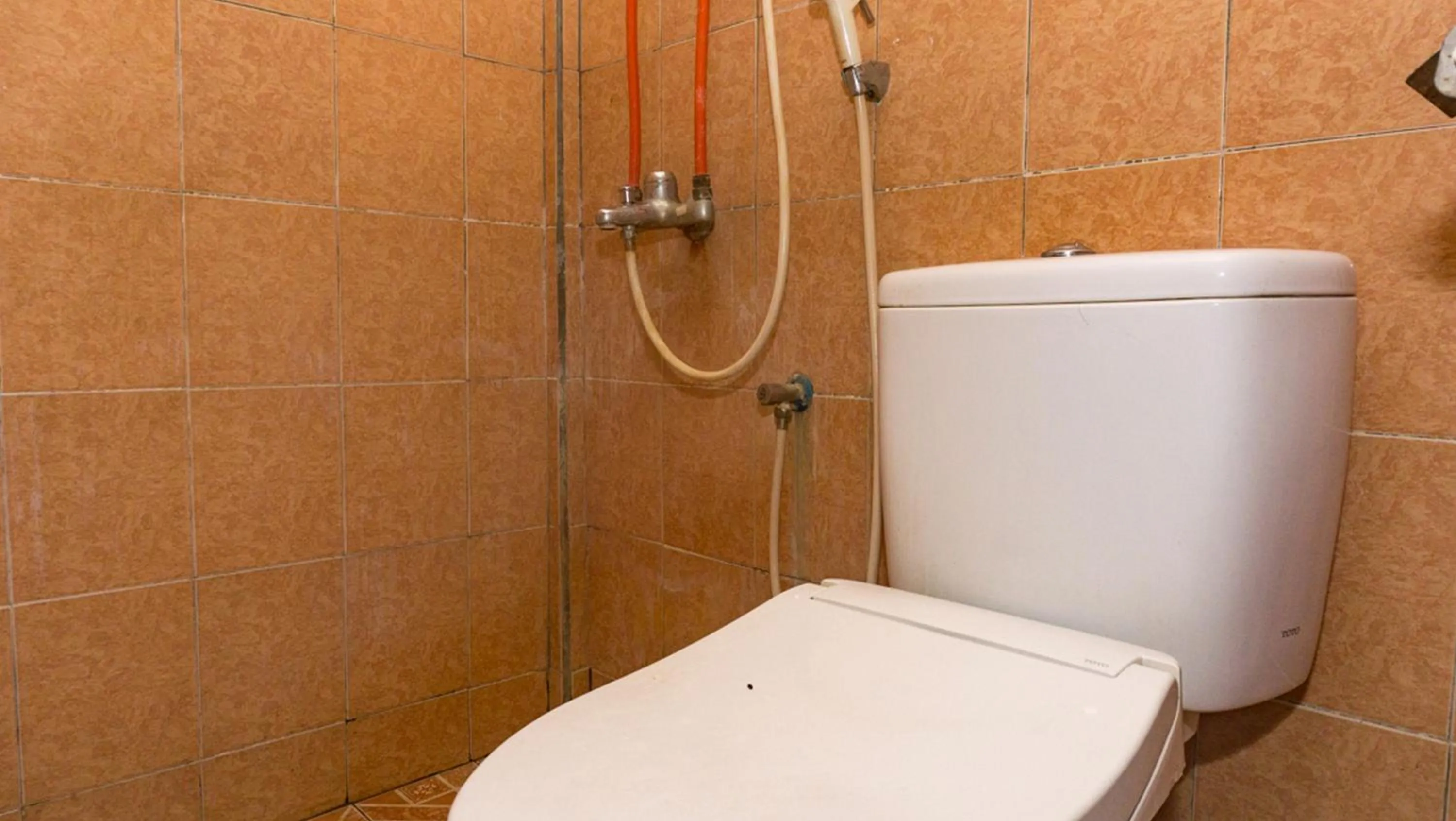 Bathroom in RedDoorz near Sentani Airport Jayapura