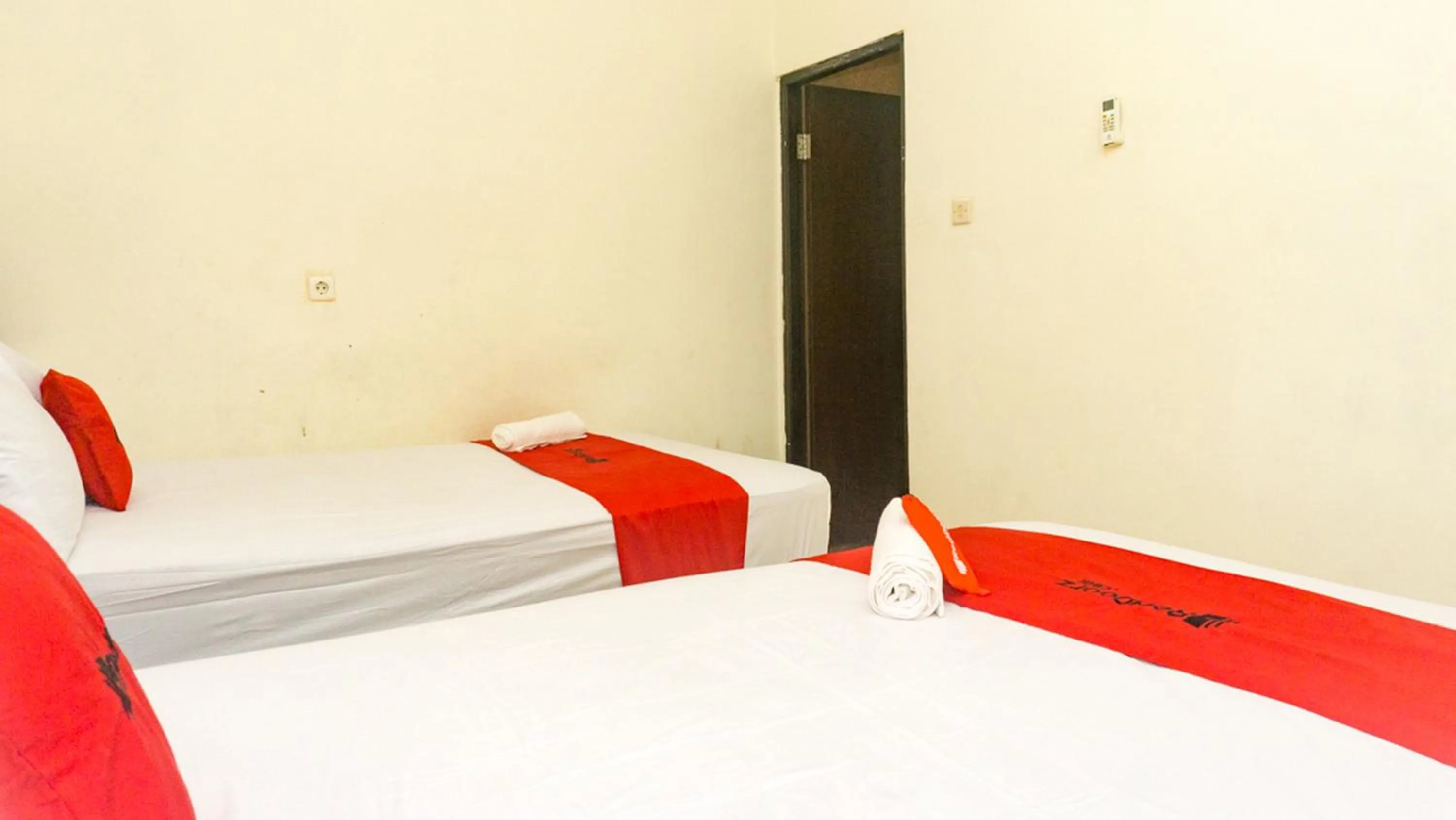 Bed in RedDoorz near Sentani Airport Jayapura