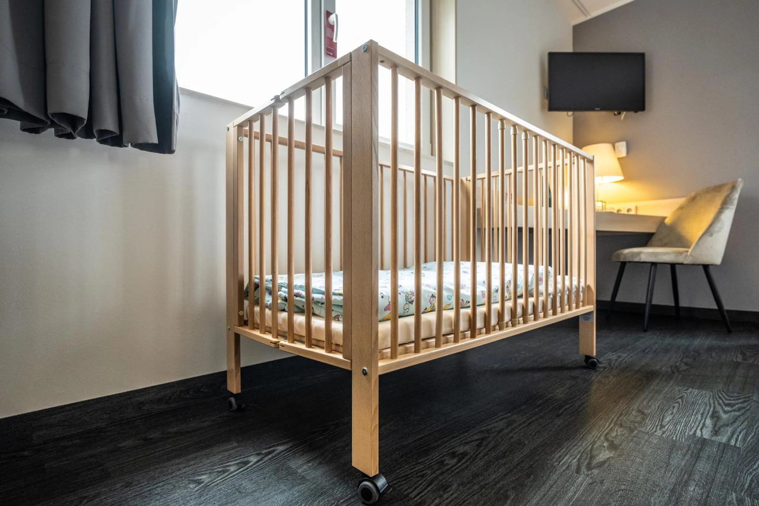 cot, Bed in Serways Hotel Bruchsal West