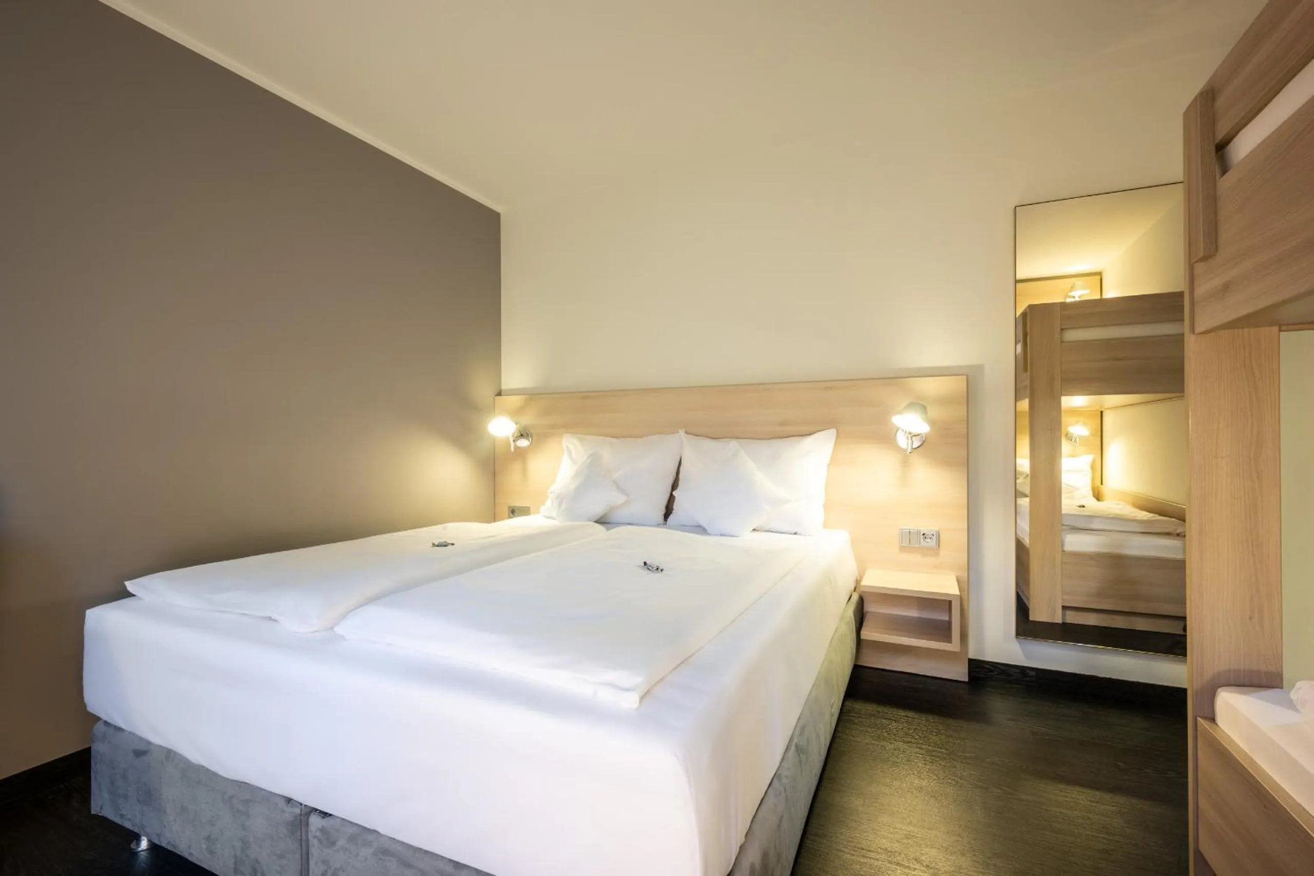 Photo of the whole room, Bed in Serways Hotel Bruchsal West