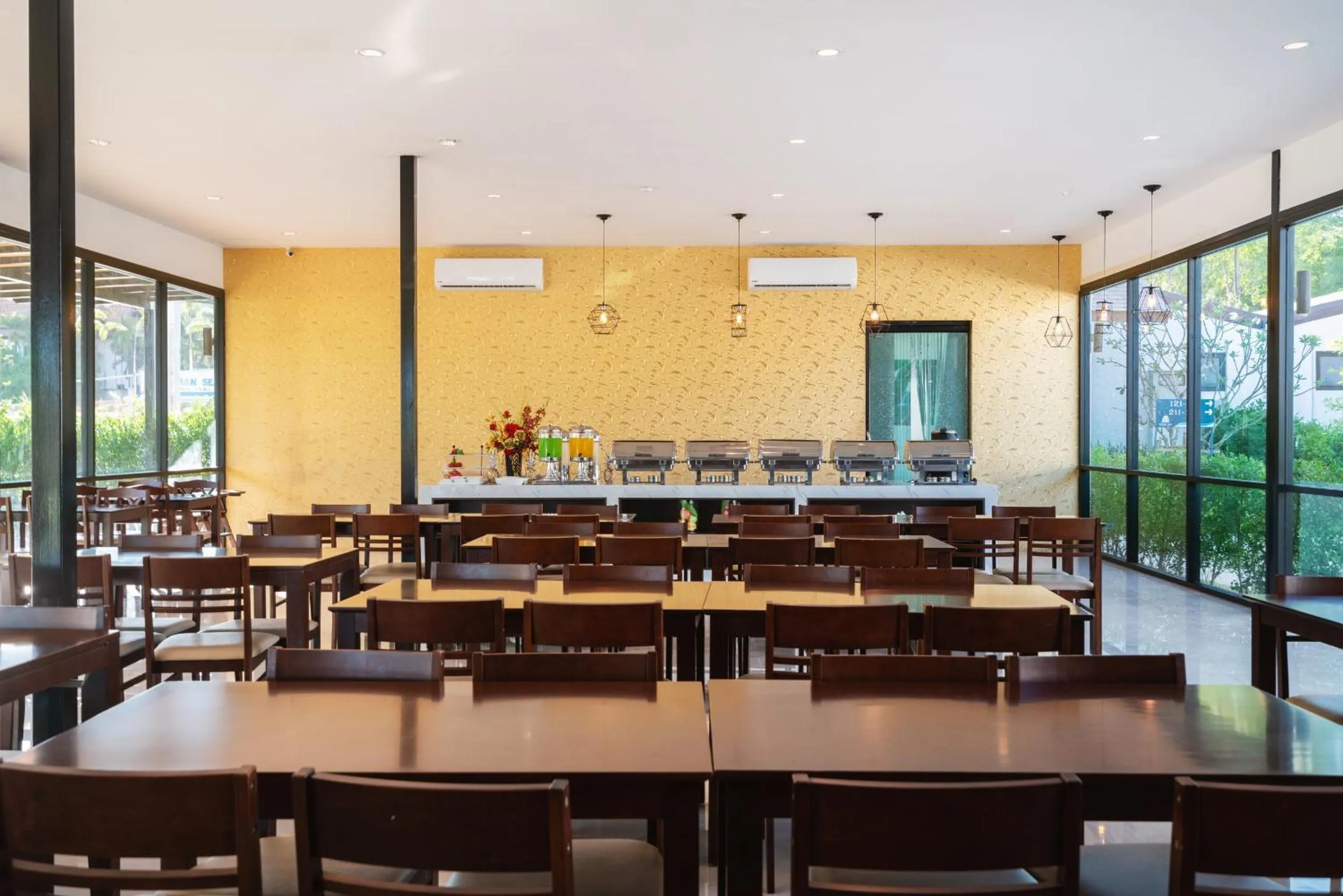 Restaurant/places to eat in Thames Tara Private Pool Villa Rawai Phuket